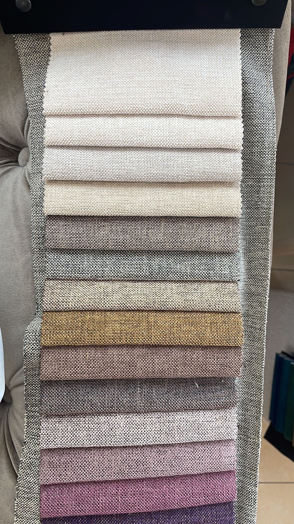 Mokani Japandi Esszimmerstuhl – Zeitloses skandinavisches Design in Nussbaum farbe