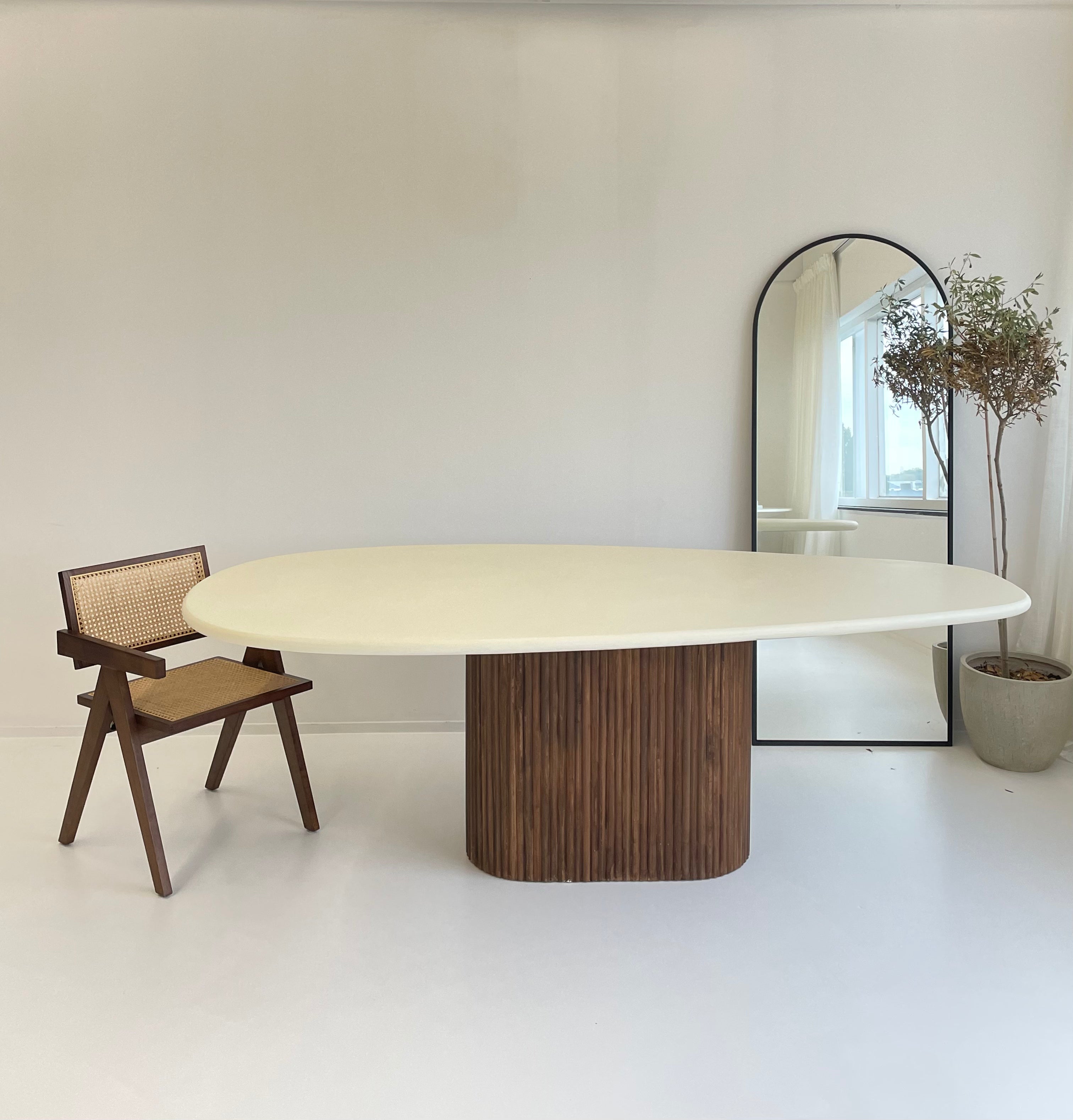 Mokani Eettafel betoncire met geribbelde walnoot kleur poot.