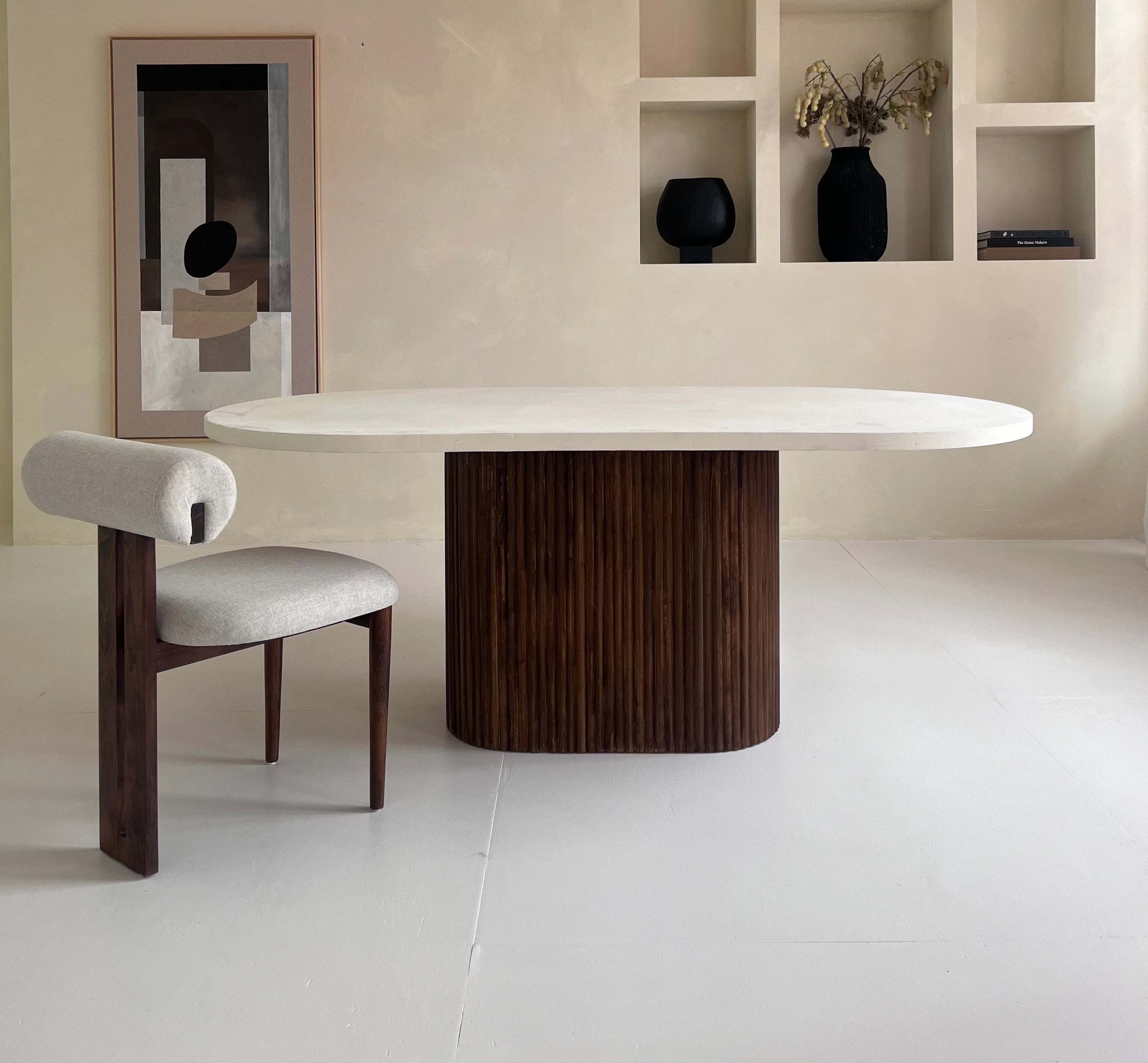 Japandi Eettafel met Walnootkleurige Geribbelde Poot en Betoncire Tafelblad.