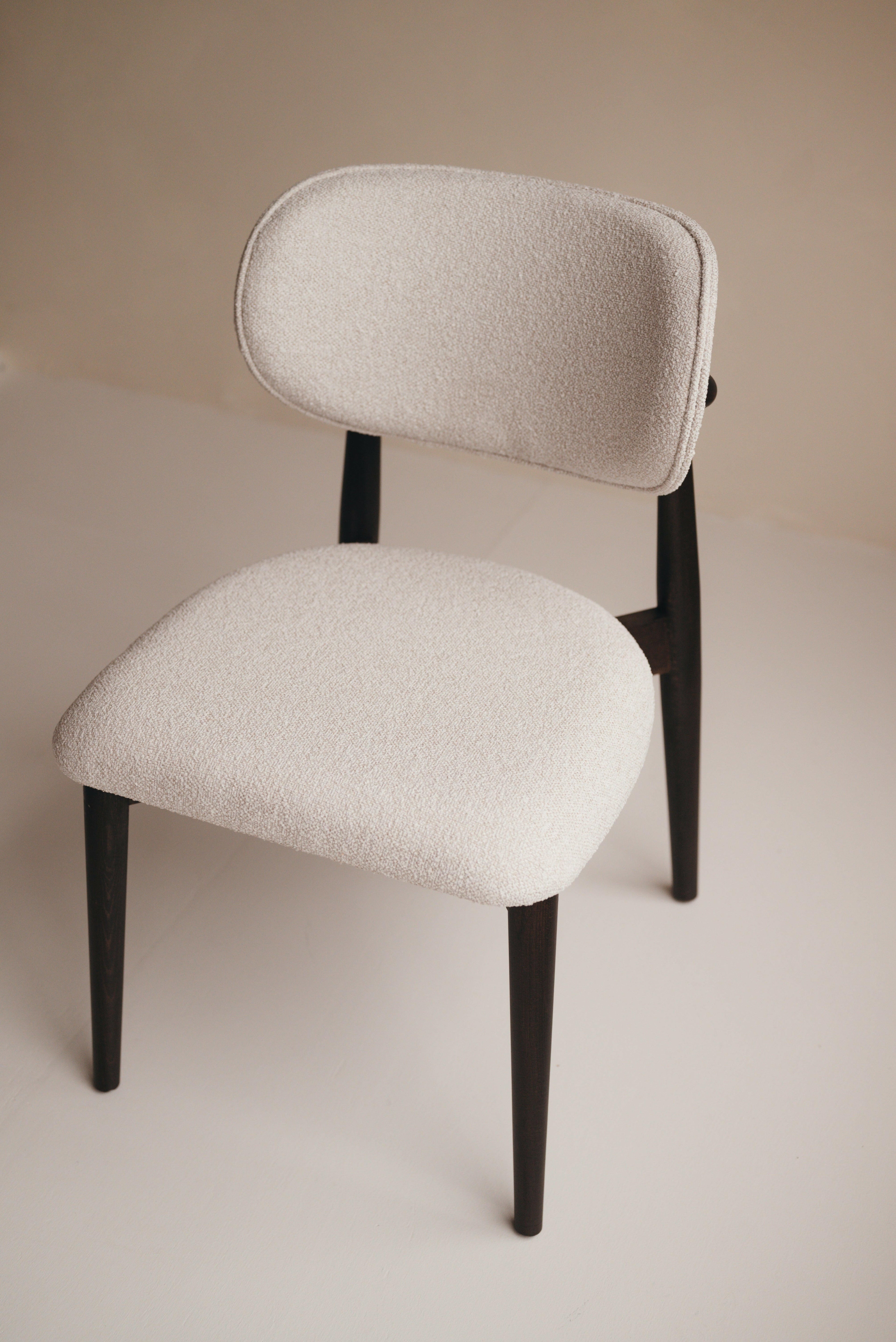 Mokani Eetkamerstoelen houten Eetkamerstoel in japandi stijl.