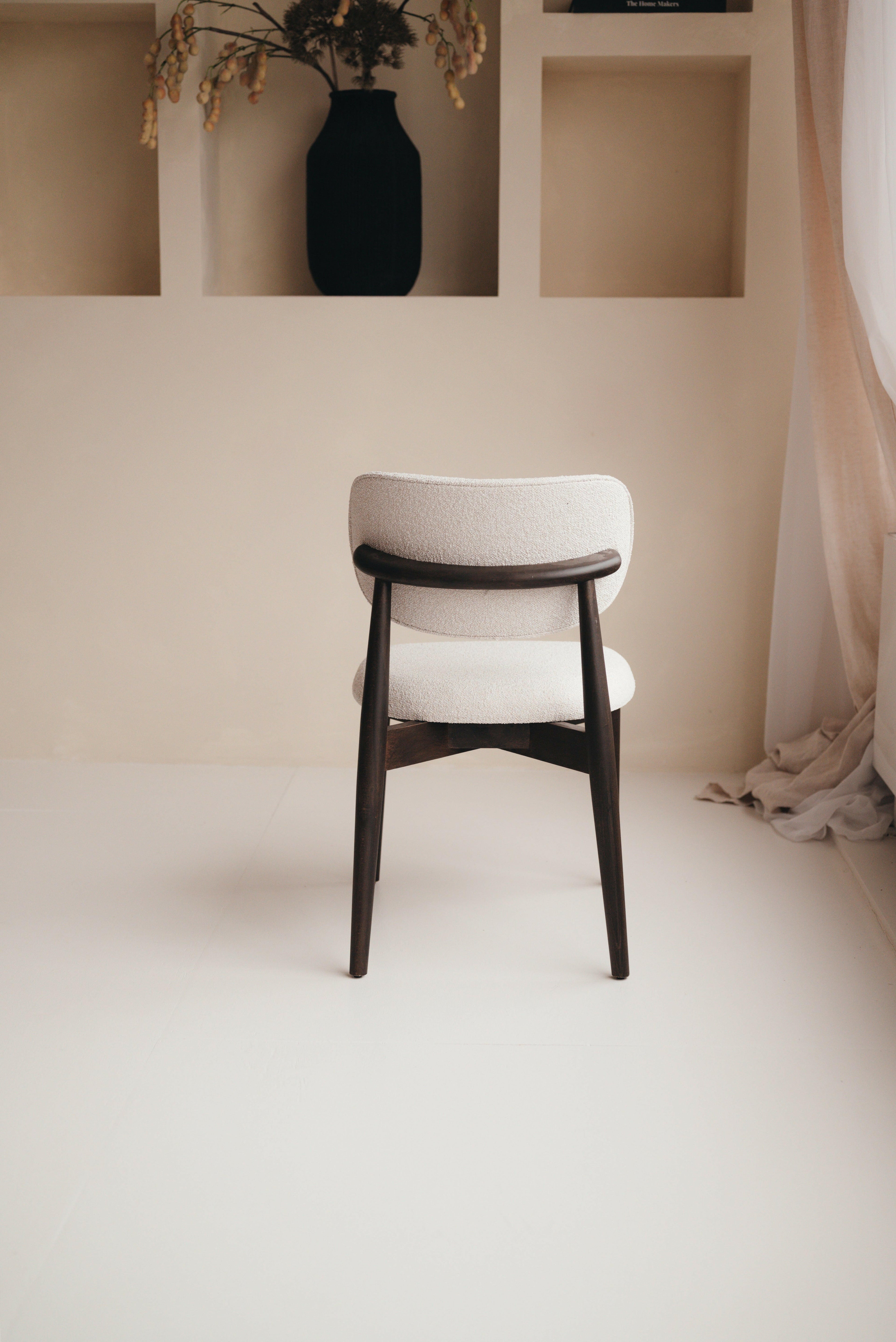 Mokani Eetkamerstoelen houten Eetkamerstoel in japandi stijl.