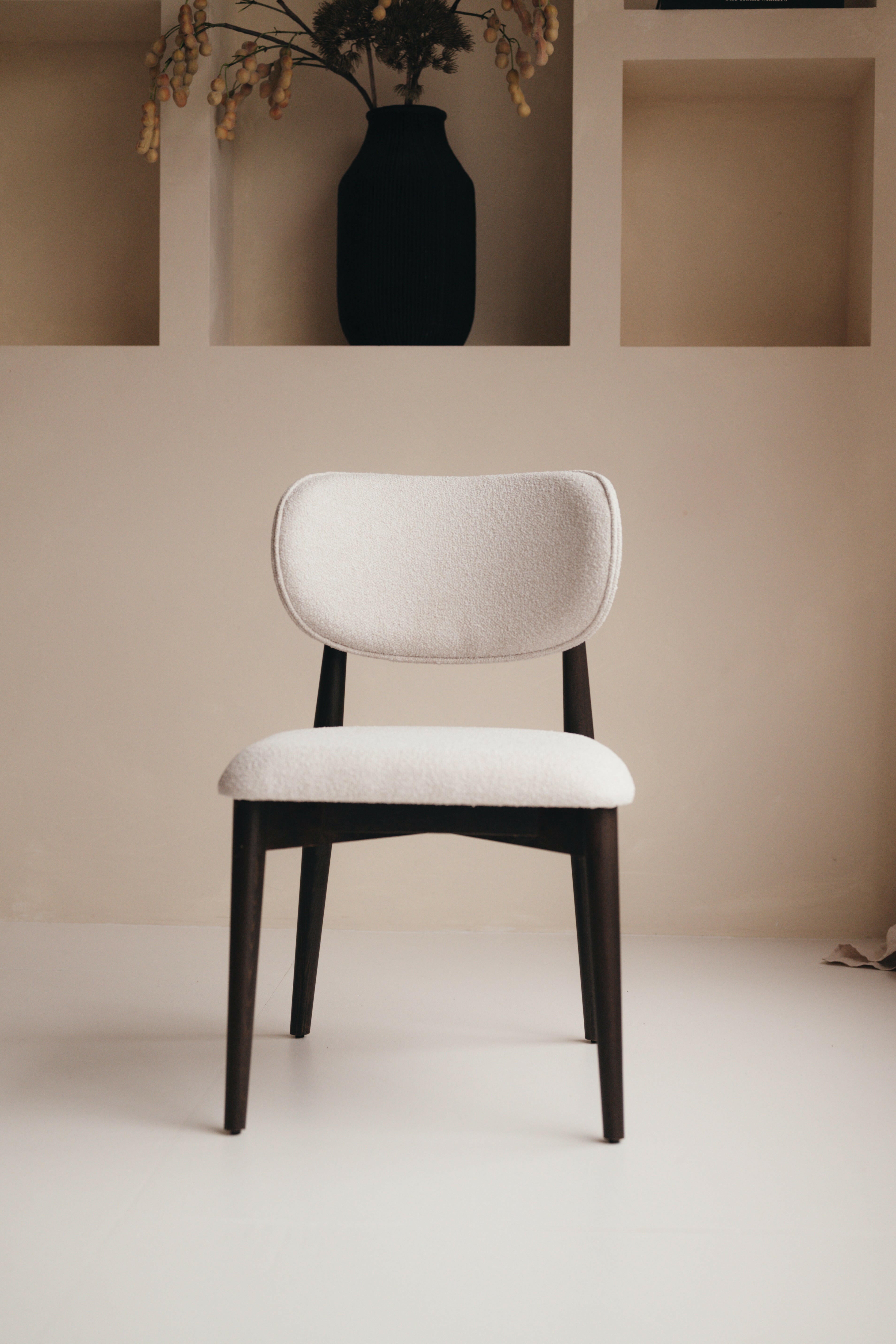 Mokani Eetkamerstoelen houten Eetkamerstoel in japandi stijl.