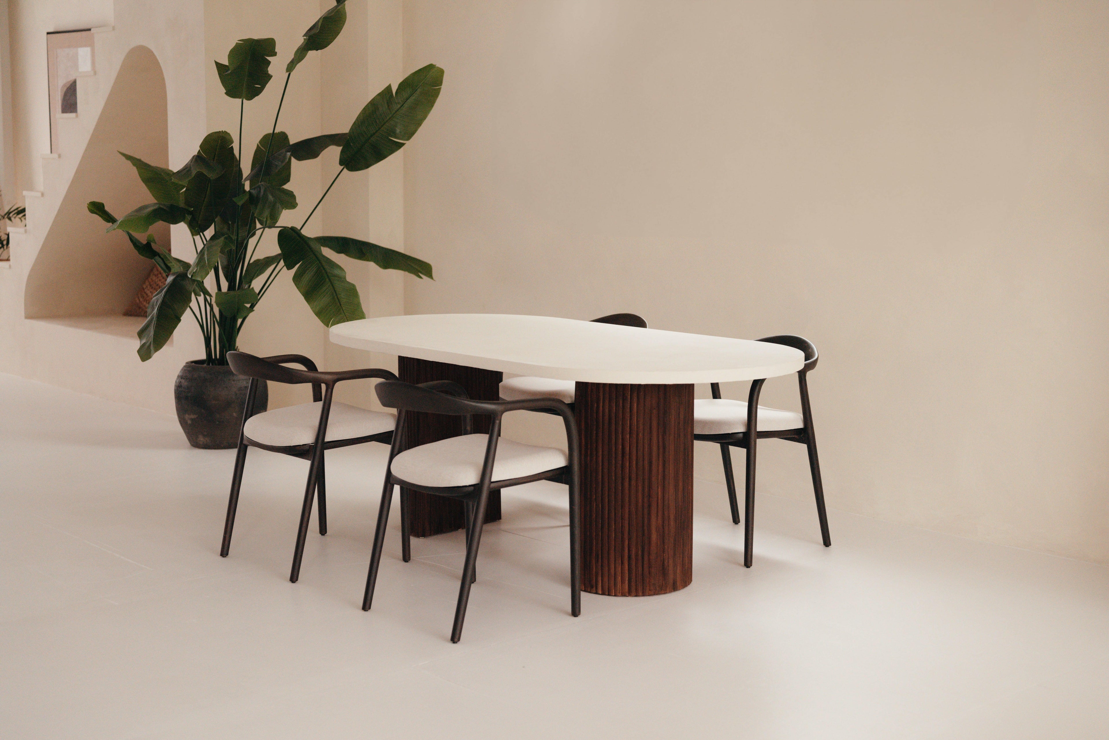 Mokani Minimalistische Japandi Eetkamerstoelen in Walnoot en Eiken met Linnen of Bouclé stof.