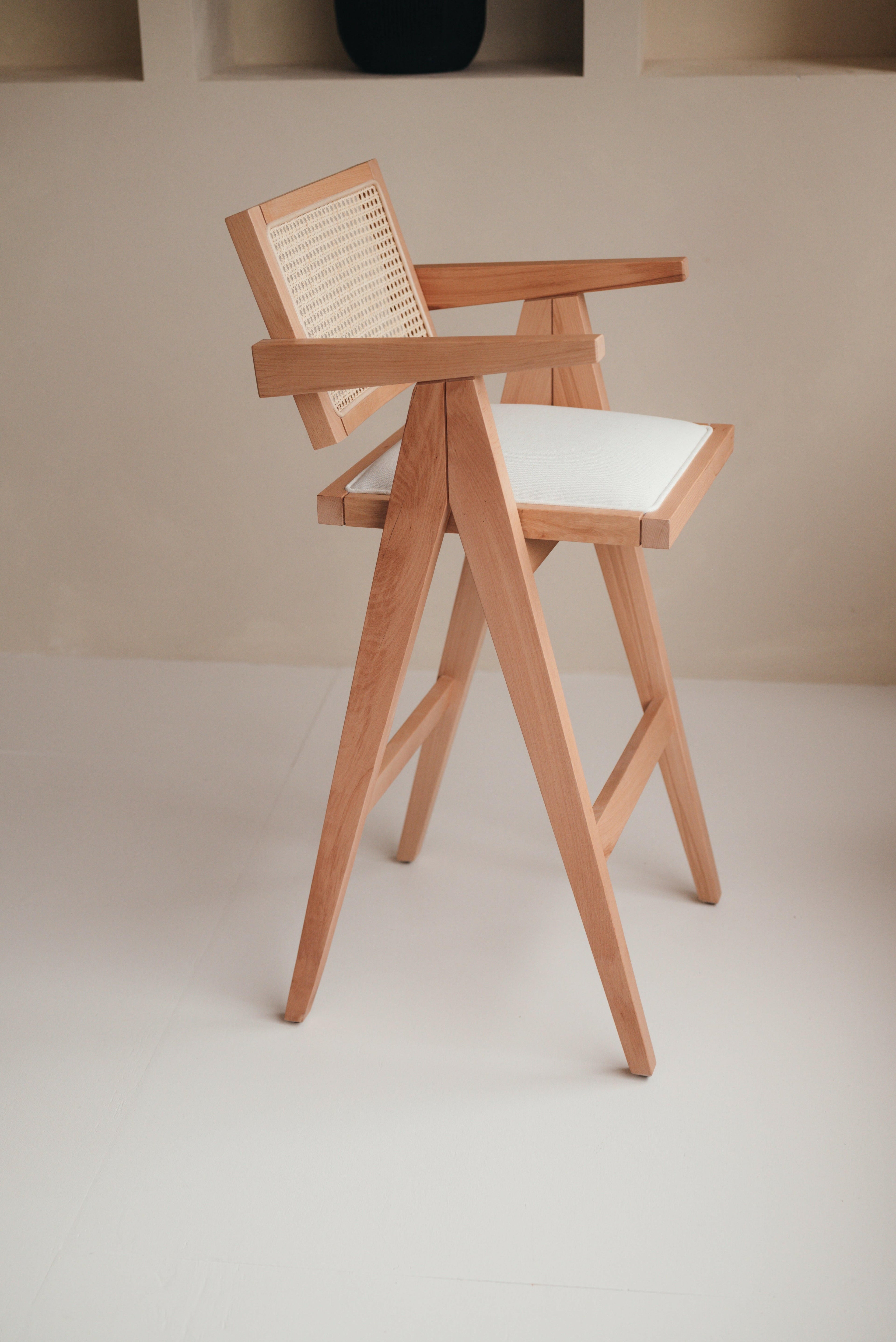 Maßgefertigter Rattan Barhocker mit Rückenlehne und gepolsterter Sitzfläche – Ideal für Kücheninseln und Bars
