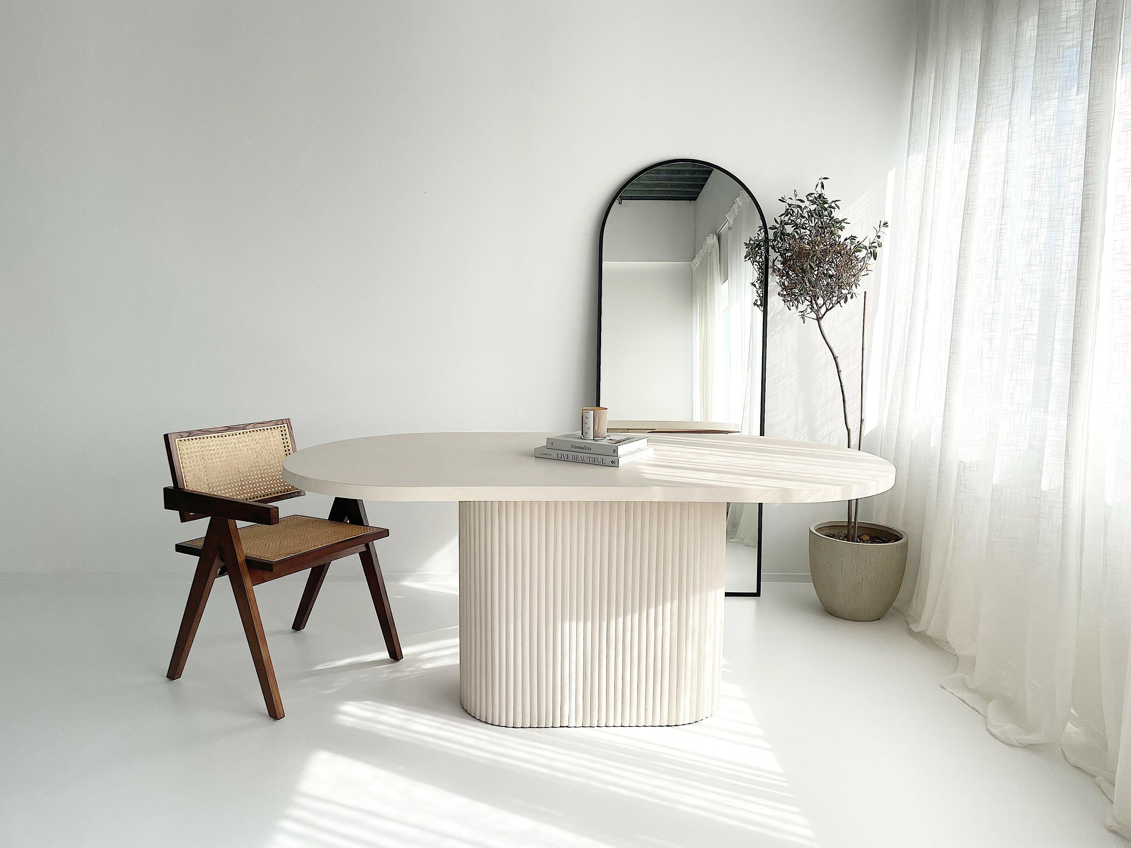 Mokani ovale betoncire eettafel met geribbelde poot.