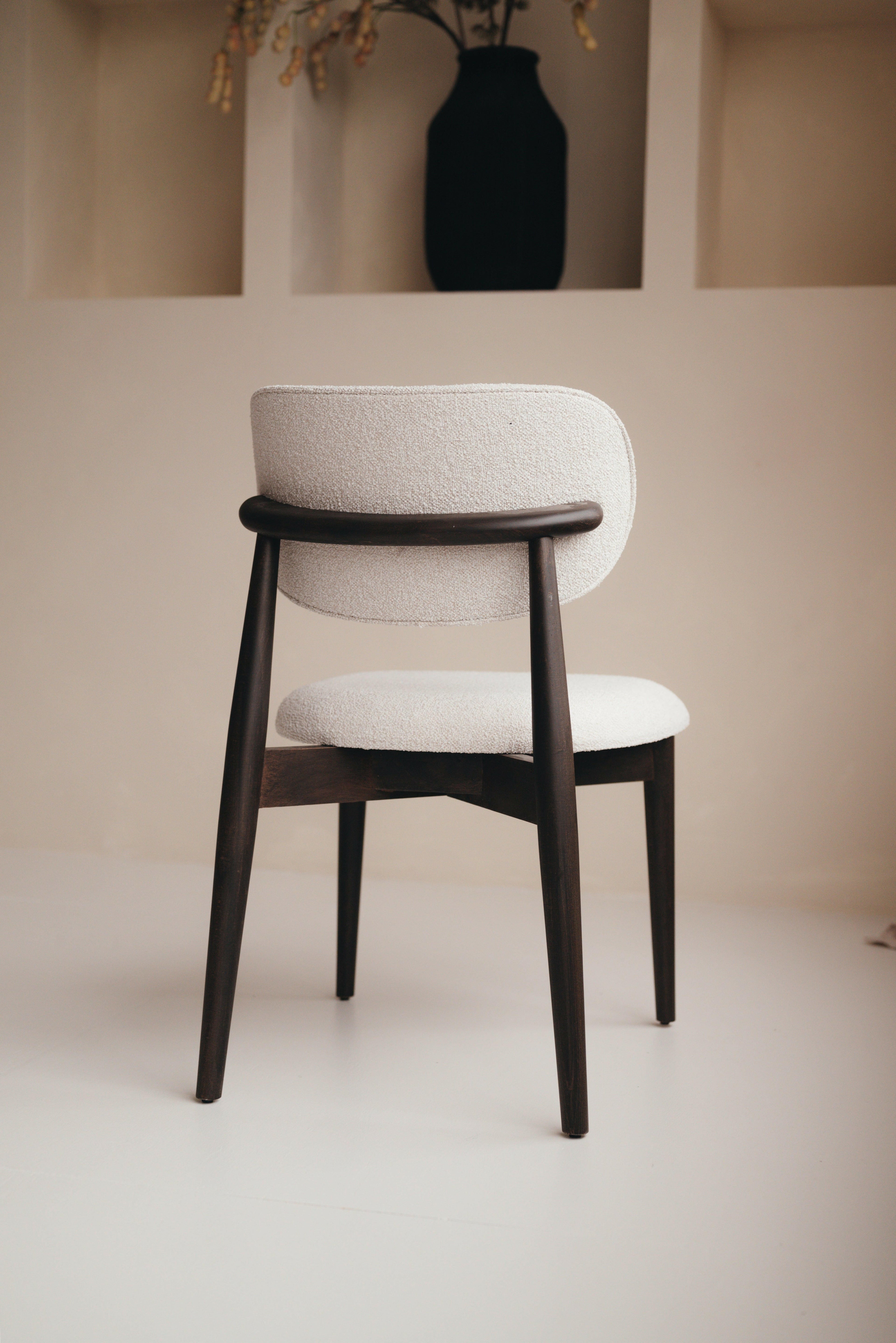 Mokani Eetkamerstoelen houten Eetkamerstoel in japandi stijl.