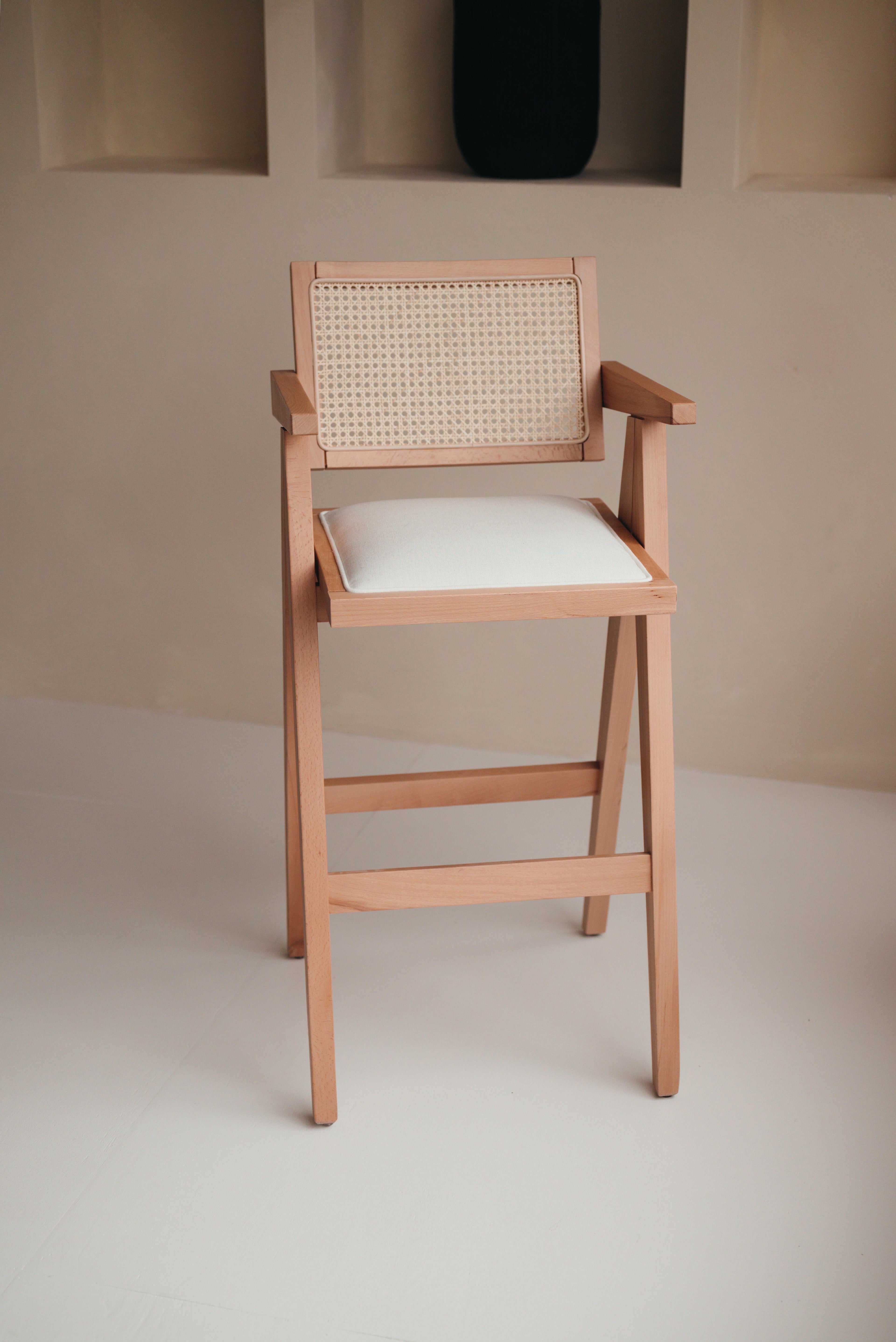 Zeitloser Barhocker aus Rattan und Holz für Esszimmer, Küche oder Lounge

