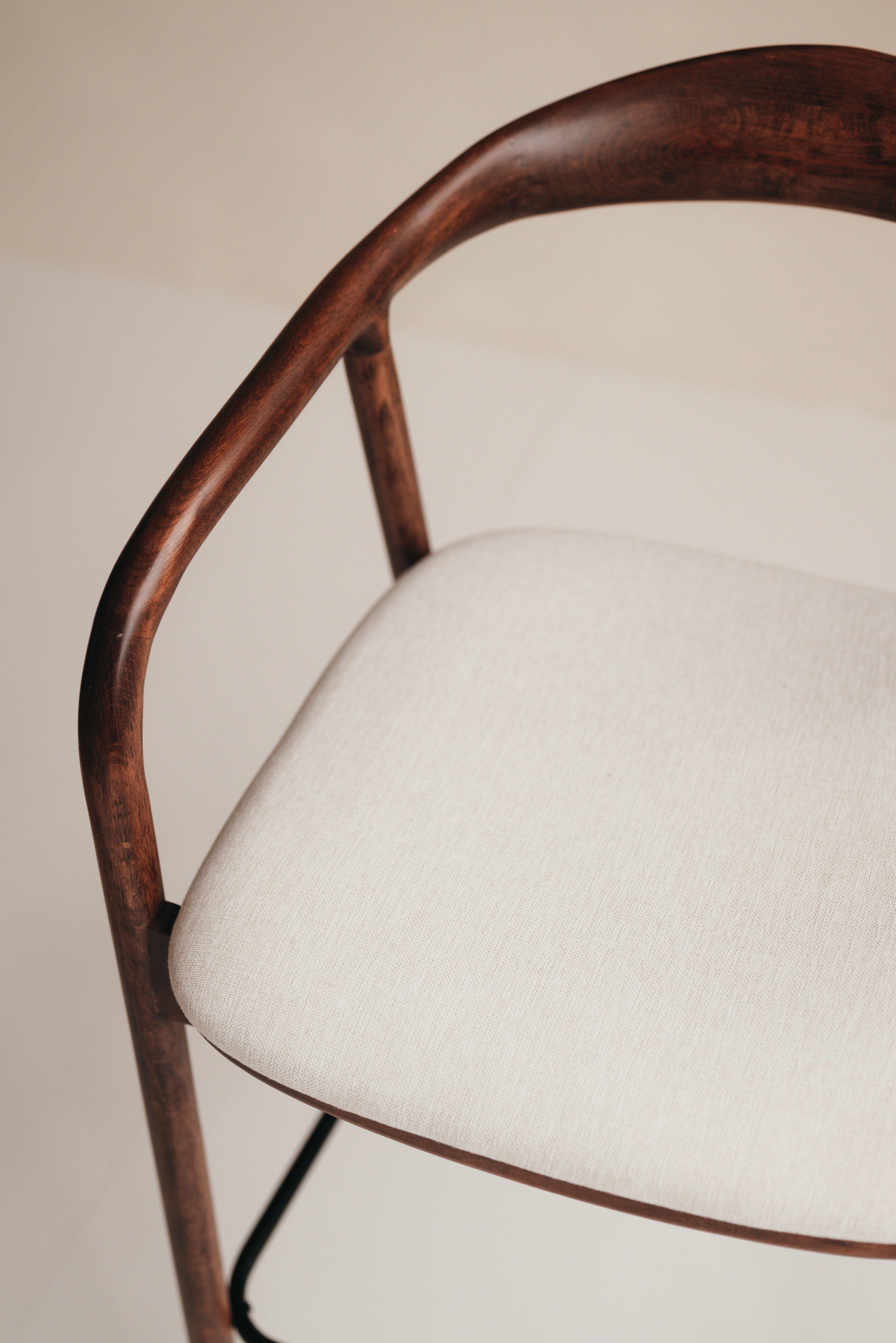 Design Barhocker aus Holz und Stoff im Japandi Look – individuell anpassbare Ausführung