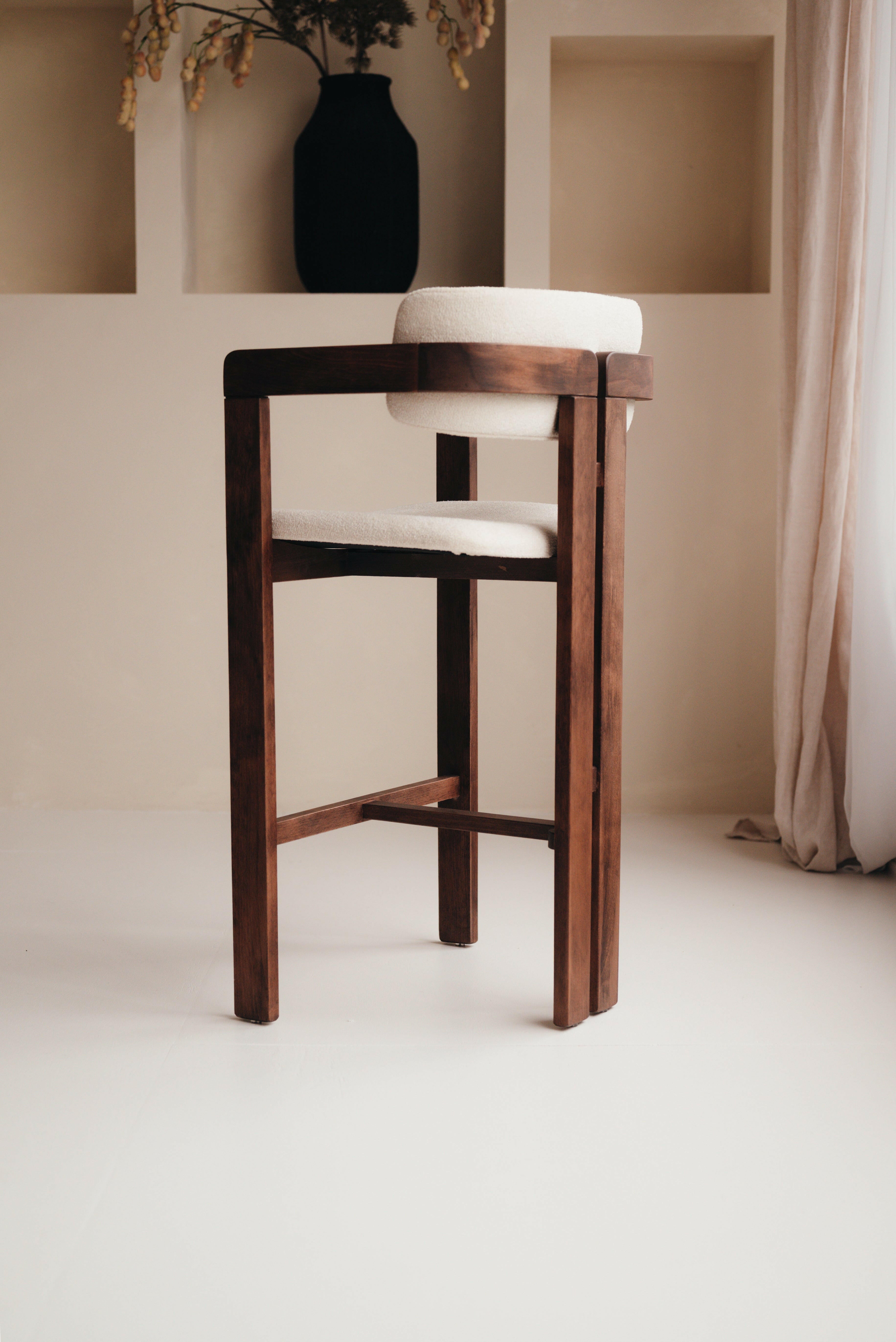 Design Japandi Barhocker – modern, zeitlos und anpassbar in Farbe und Stoff