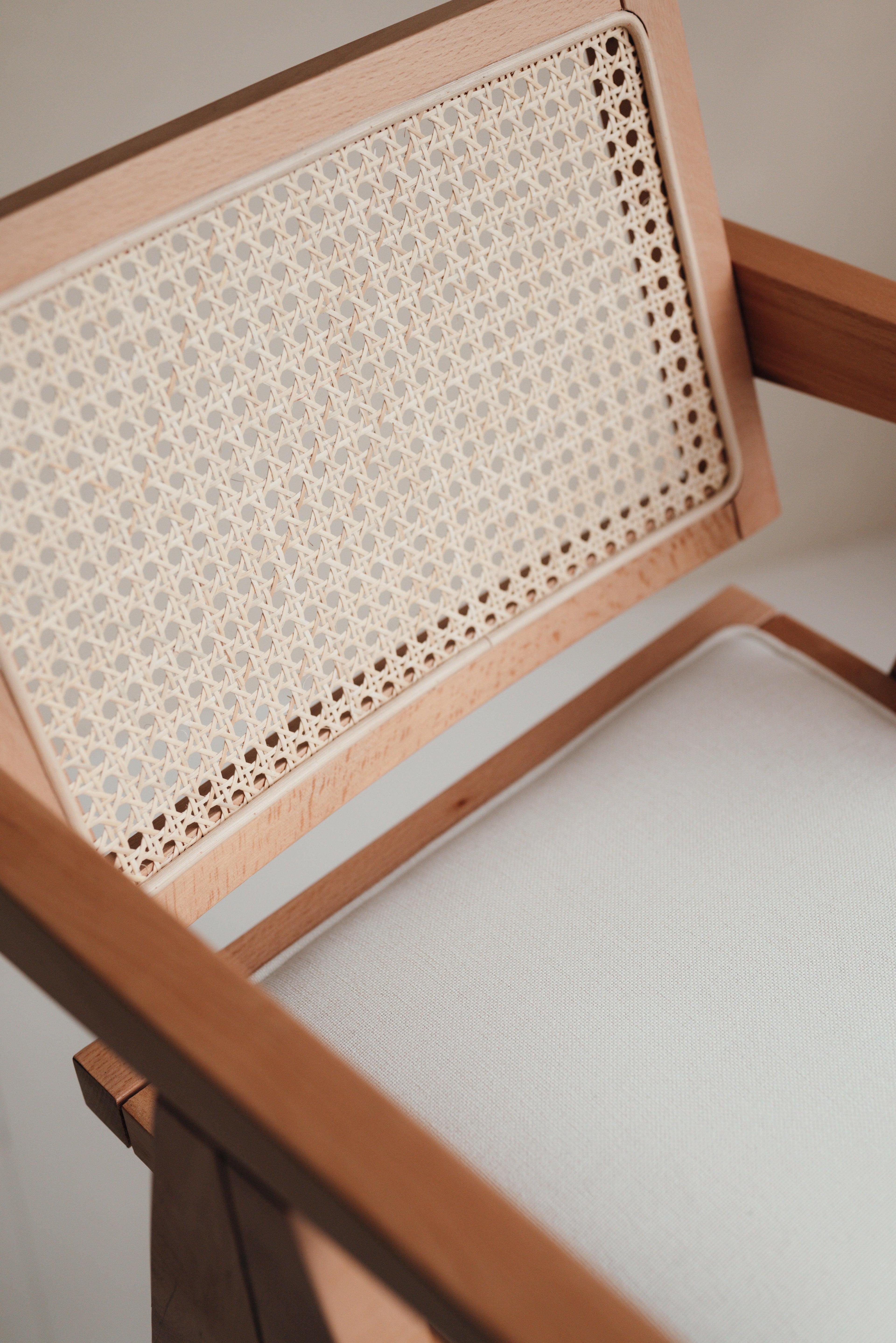 Handgefertigter Holz Barhocker mit Rattan Rückenlehne und komfortabler Sitzfläche

