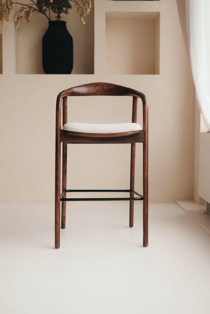 Handgefertigter Japandi Barhocker aus Holz – minimalistisch, zeitlos und mit Stoffbezug
