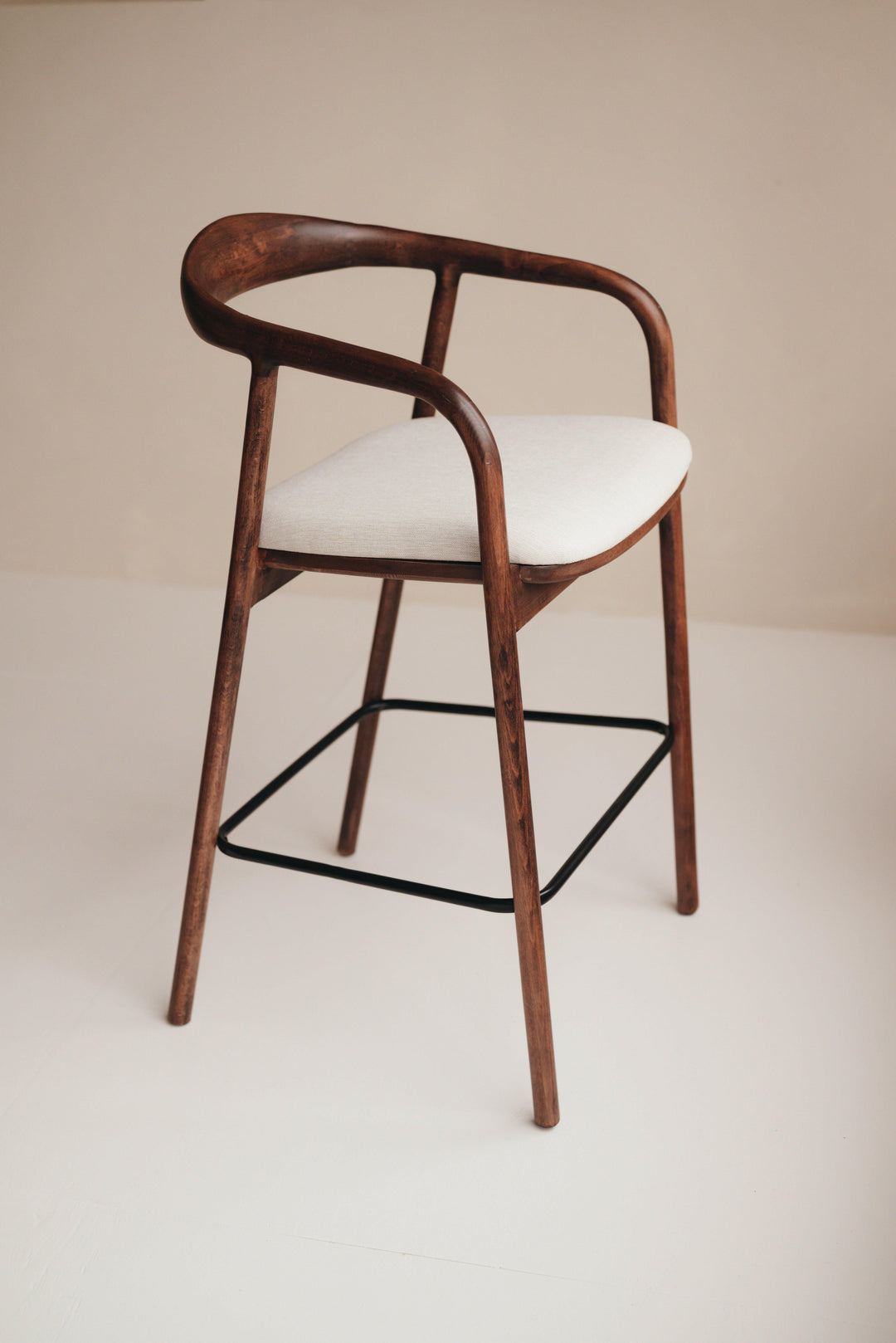 Japandi Barhocker aus Holz mit minimalistischem Design und individuell anpassbarer Farbe und Stoff

