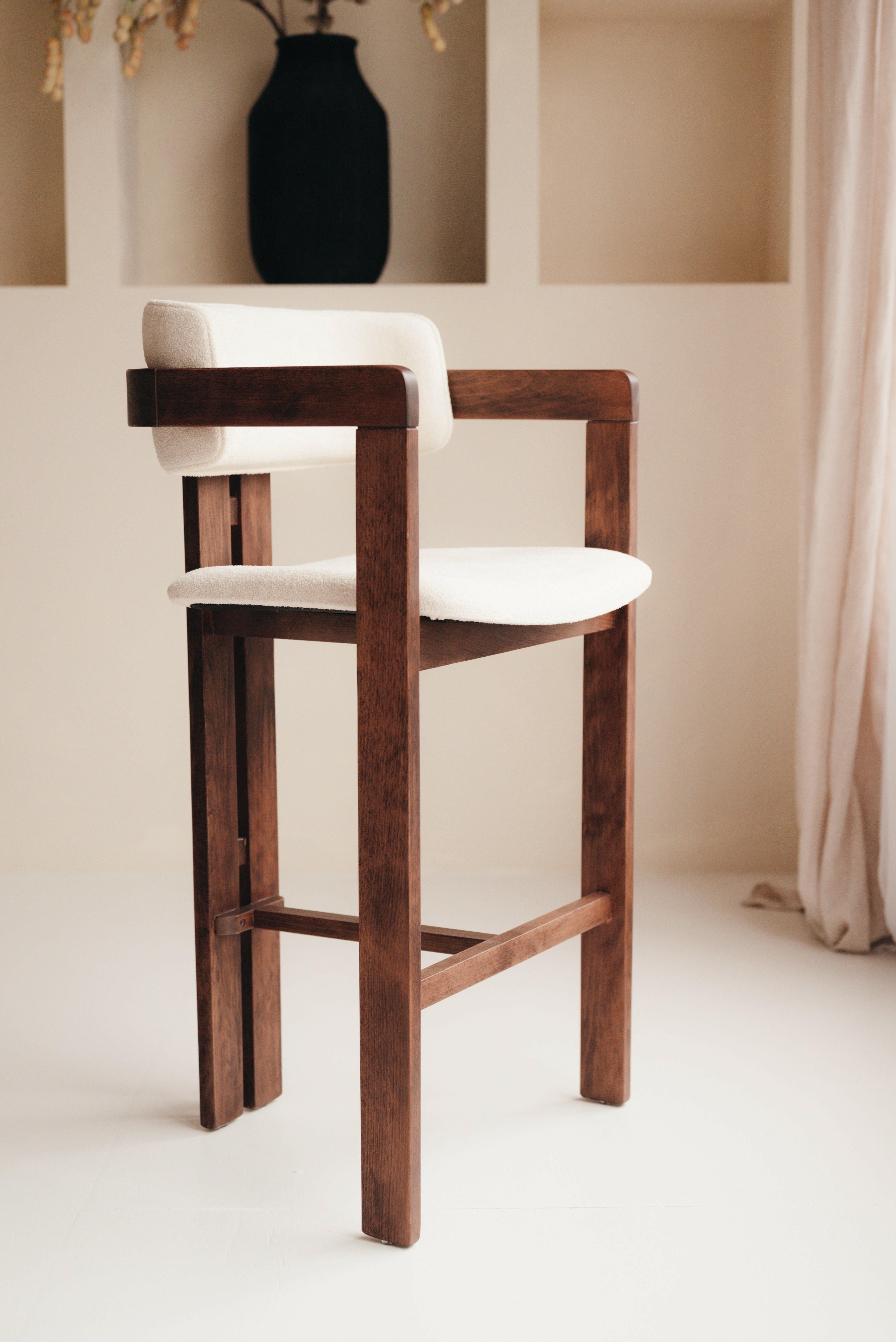 Japandi Barhocker mit minimalistischem Design und anpassbarer Farbe und Stoff