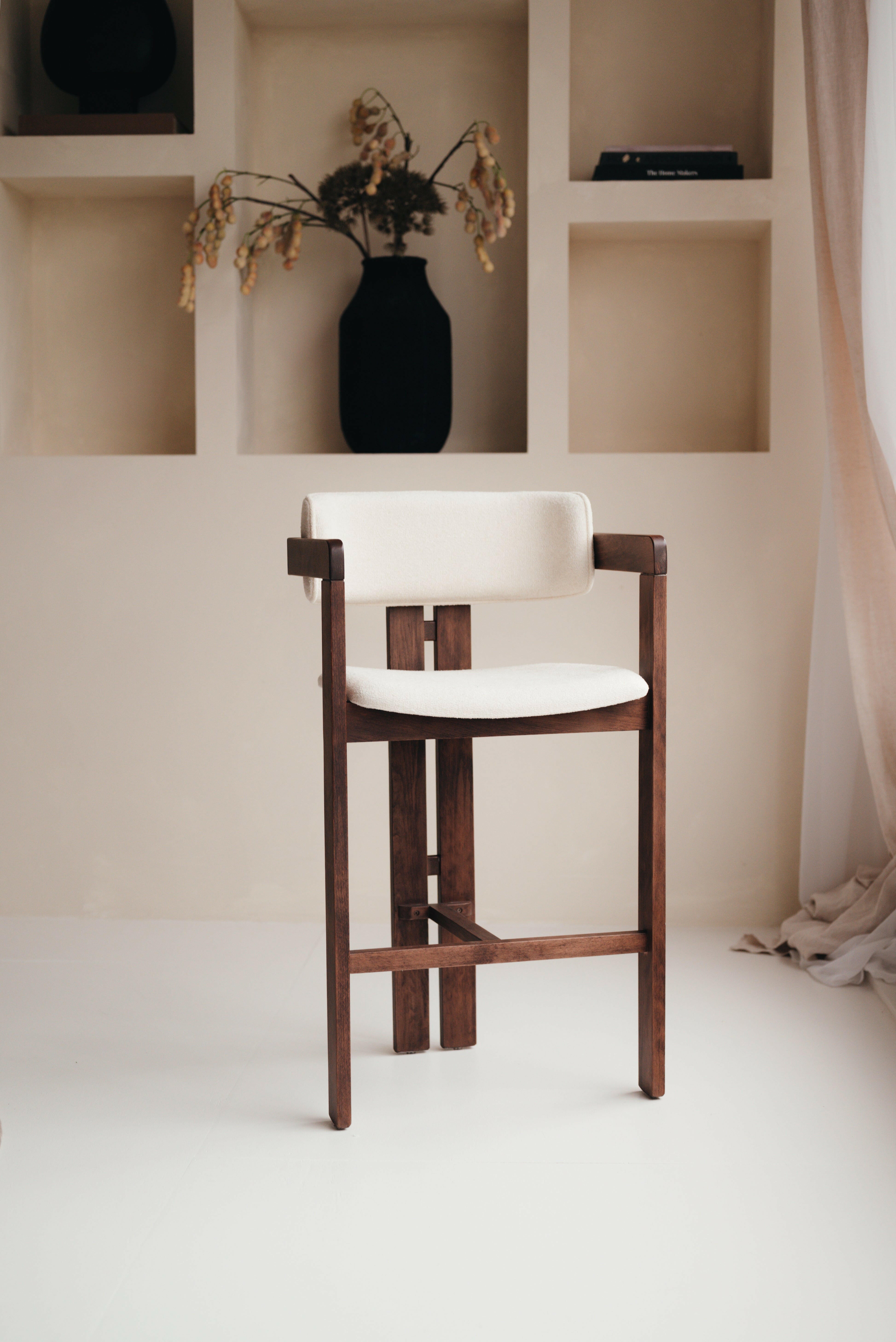 Japandi Barhocker mit minimalistischem Design und individuell anpassbarem Stoff