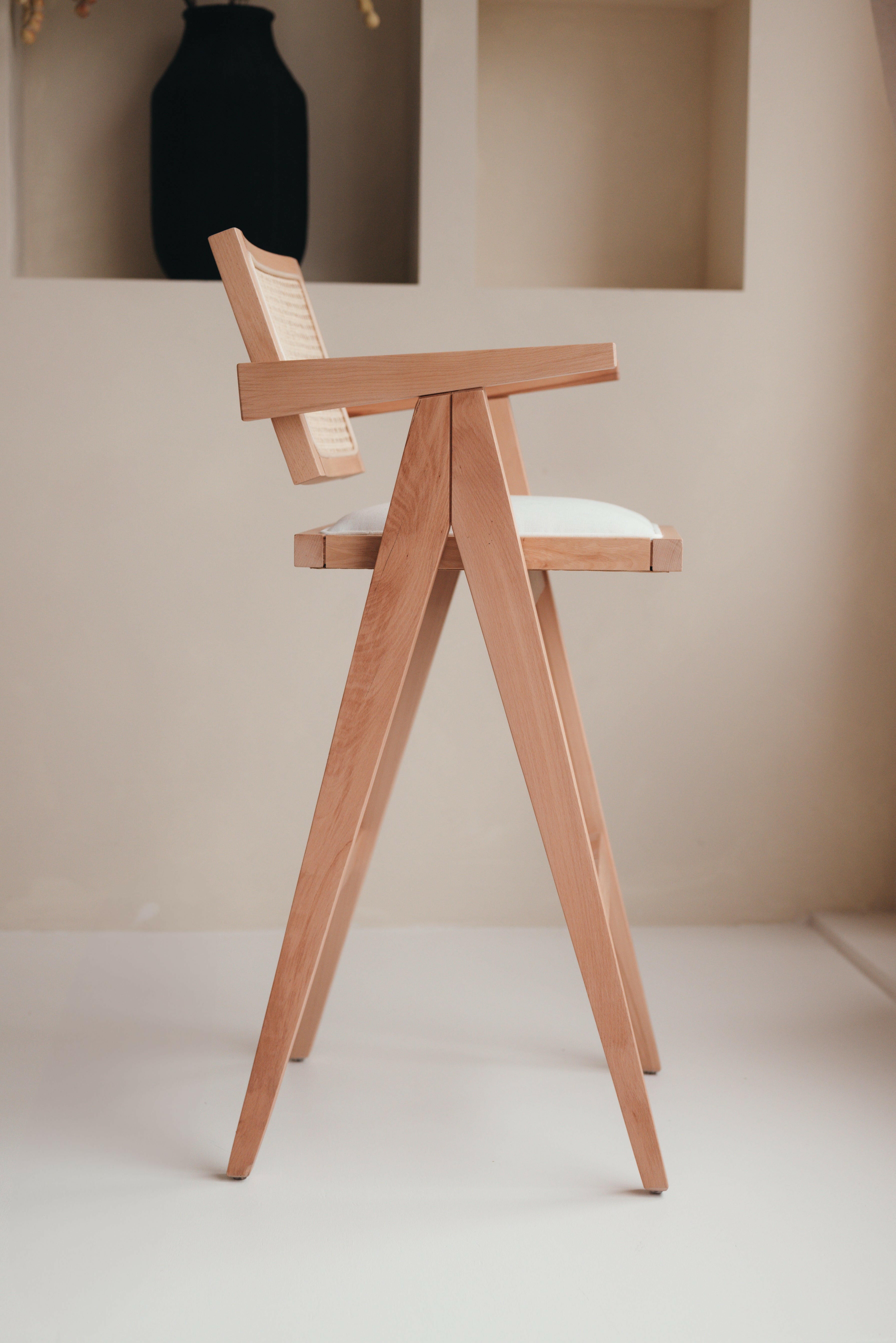 Maßgefertigter Rattan Barhocker mit Rückenlehne für Kücheninsel und Theke