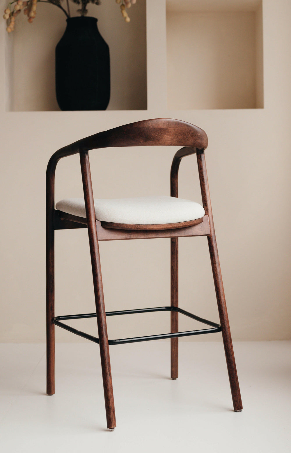Massivholz Barhocker im Japandi Stil – anpassbar mit Stoffbezug und Naturholz