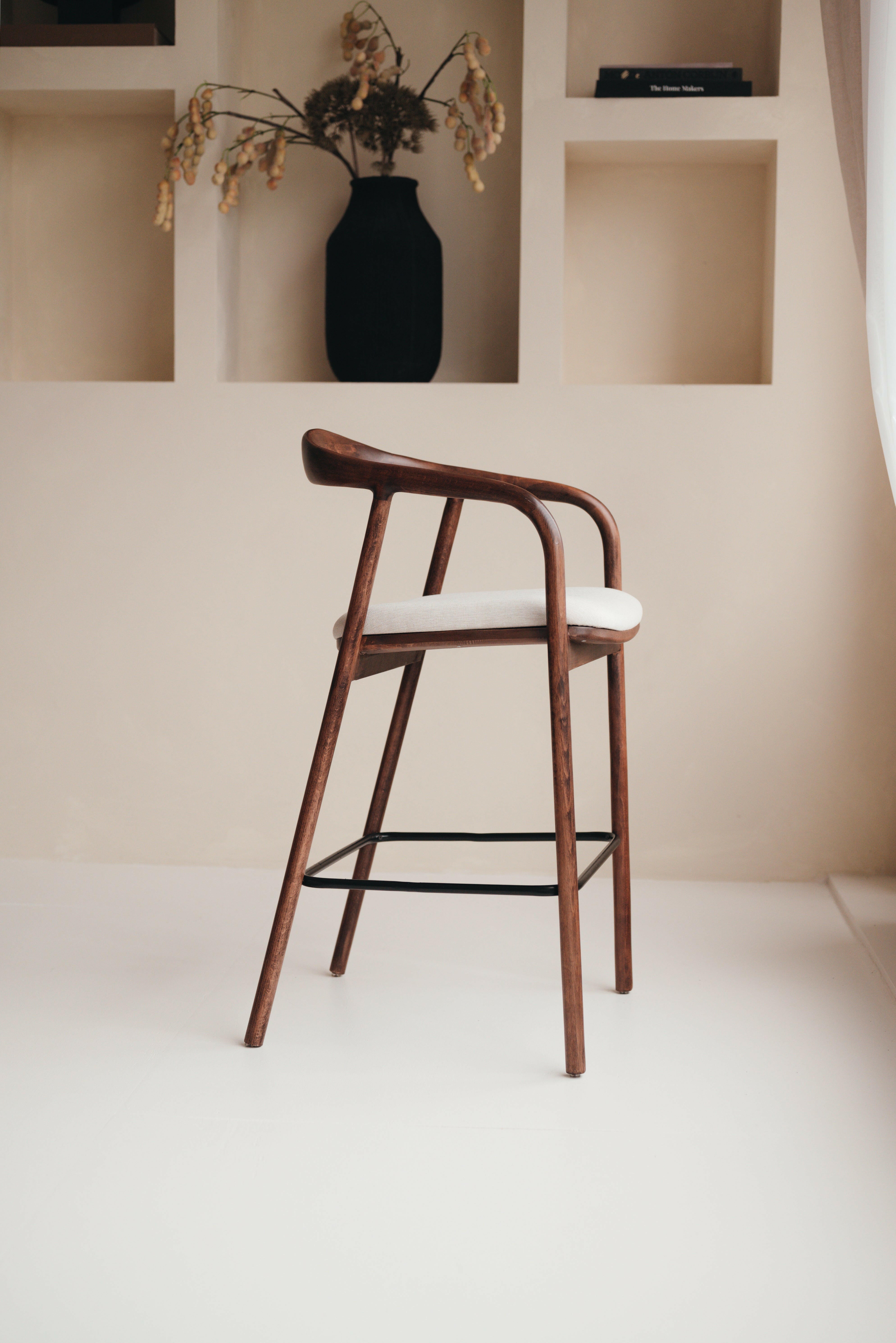 Minimalistischer Holz Barhocker im Japandi Design mit wählbarer Farbe und Stoff
