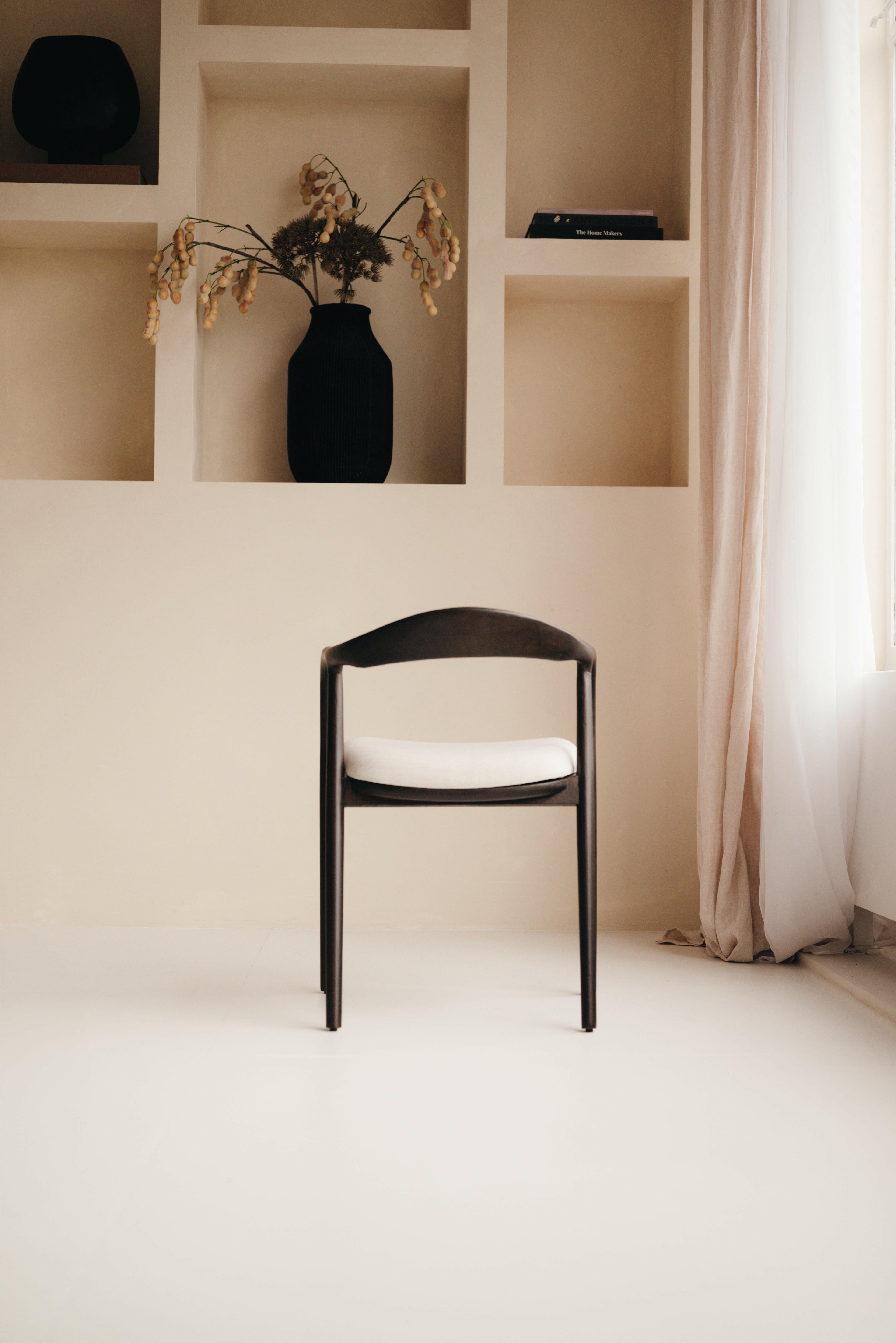 Design Esszimmerstühle von Mokani aus Nussbaum oder Eiche mit Bouclé Stoff – perfekt für skandinavische Interieurs