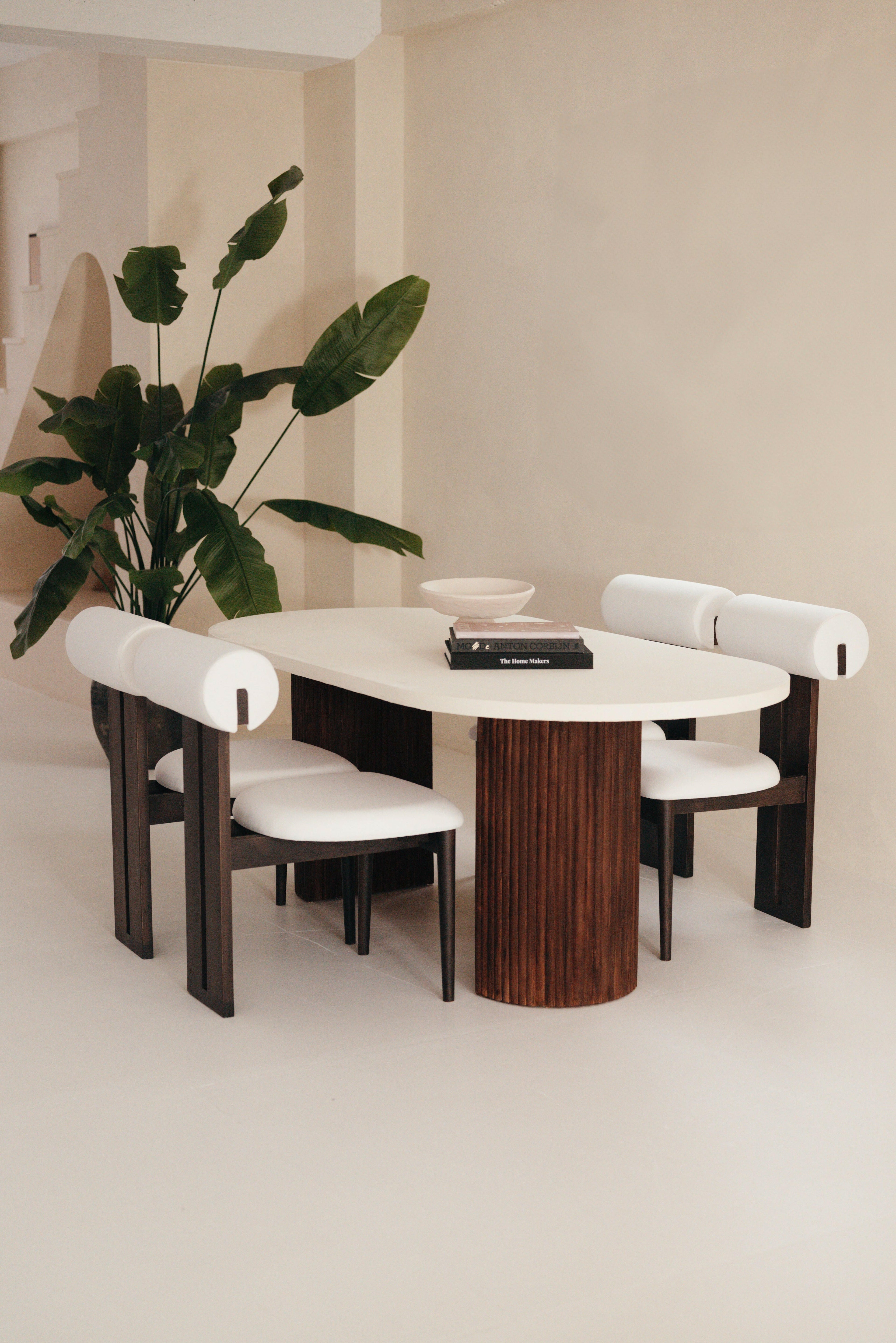 Design Esszimmerstuhl von Mokani aus Holz mit runder Rückenlehne im Japandi Stil