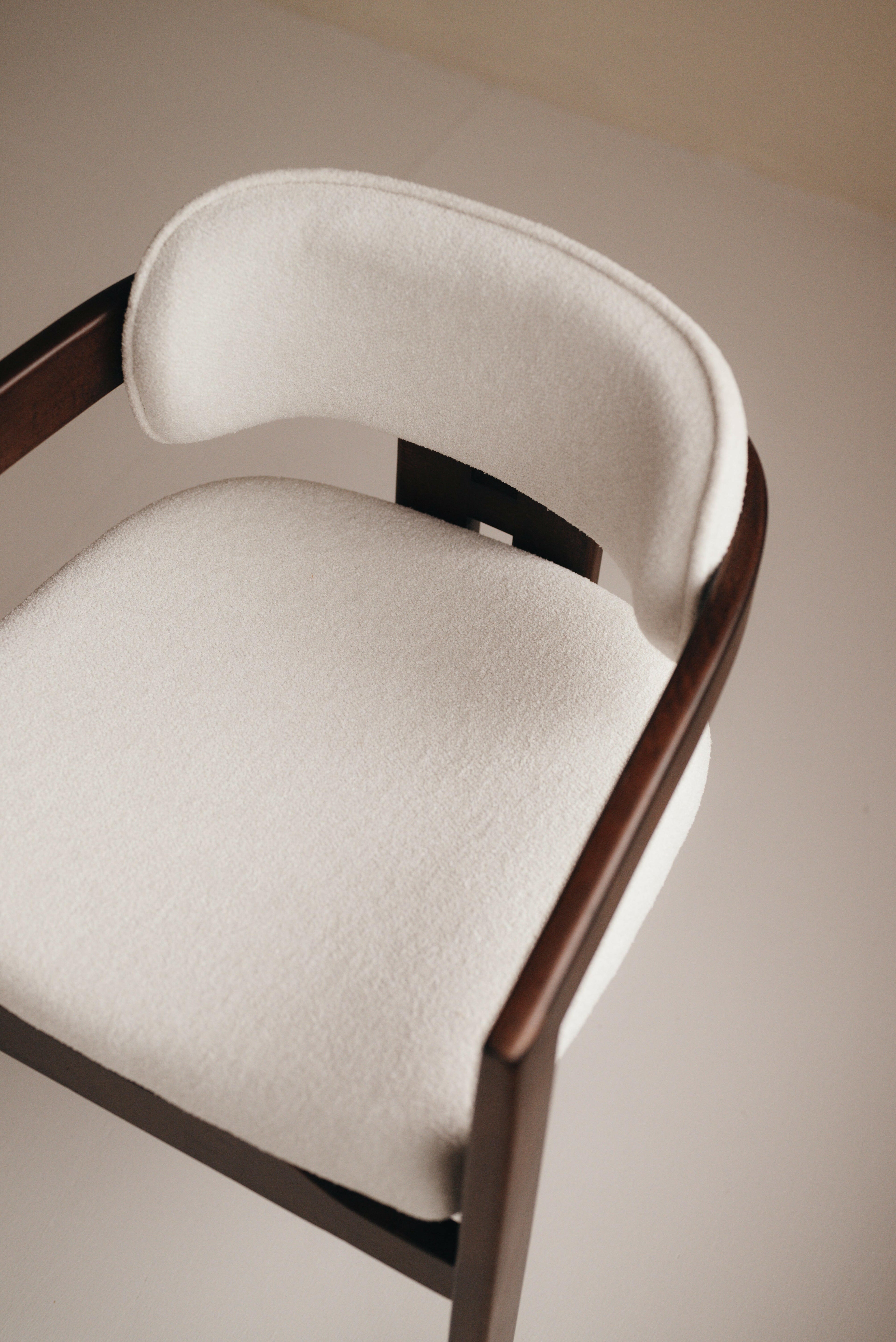 Zeitloser Mokani Design Esszimmerstuhl aus Nussbaum – perfekt für Japandi Interieur