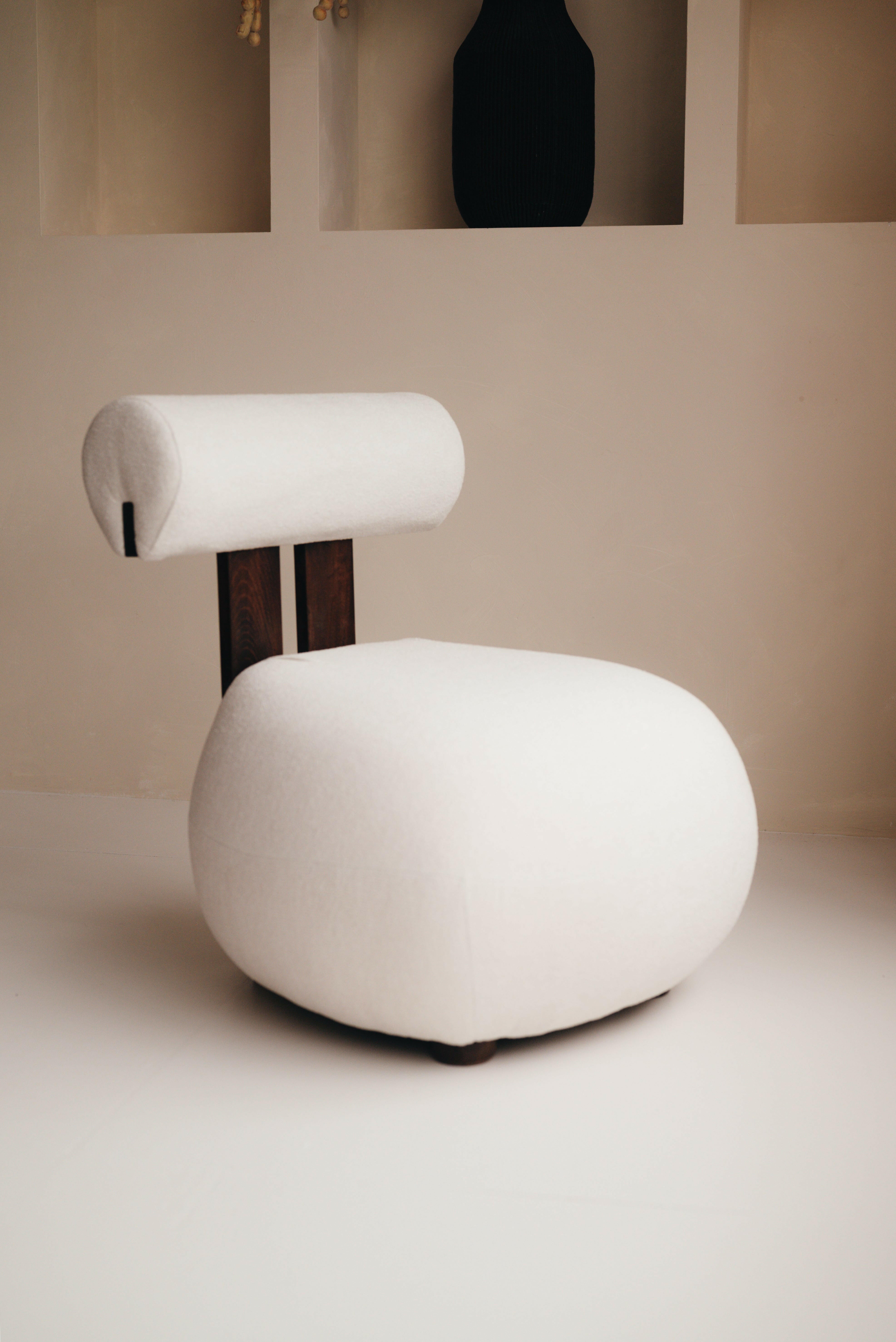 Design Loungesessel von Mokani mit minimalistischer Form und natürlichen Materialien

