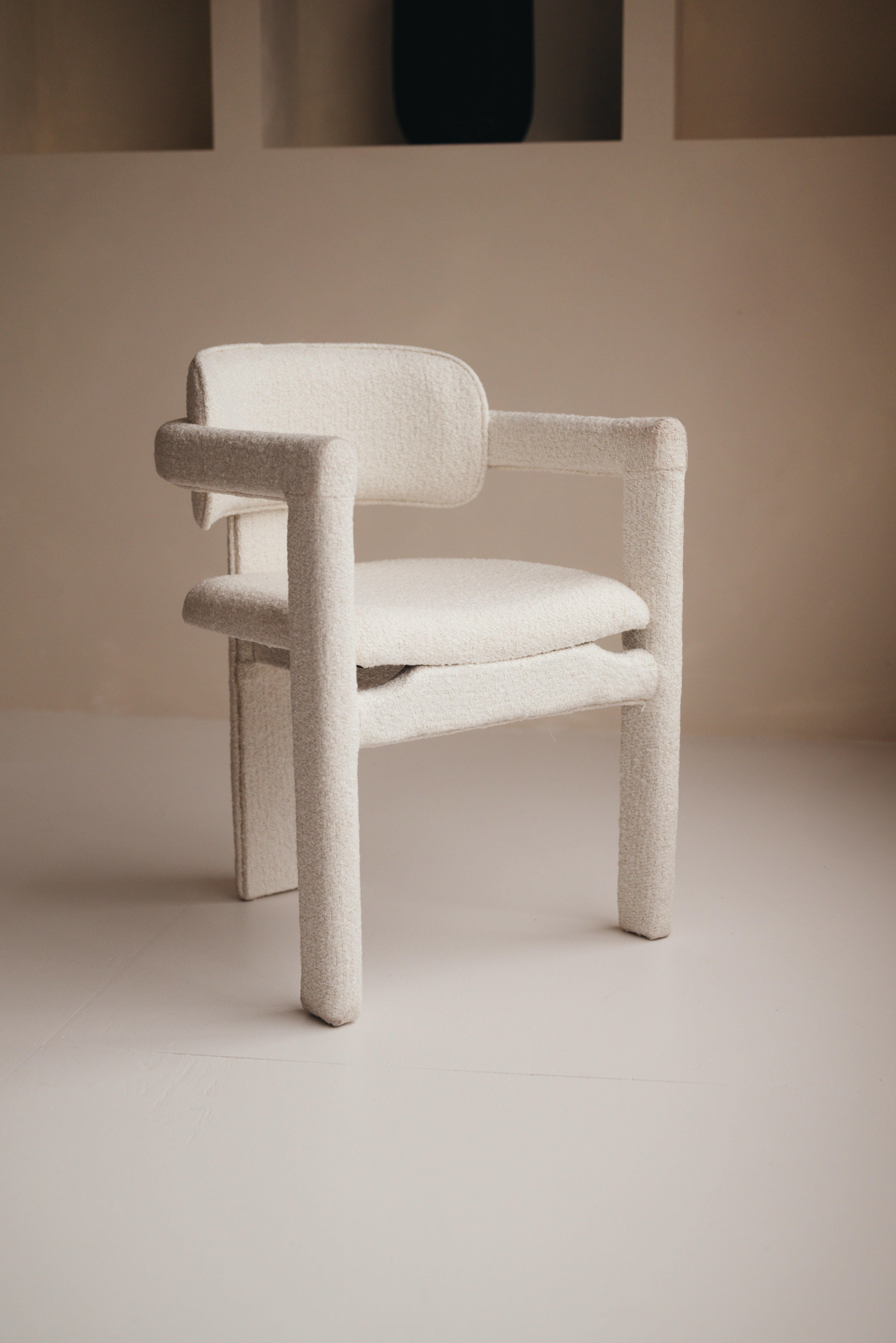 Komfortabler Mokani Esszimmerstuhl mit weichem Bouclé Bezug und minimalistischer Form