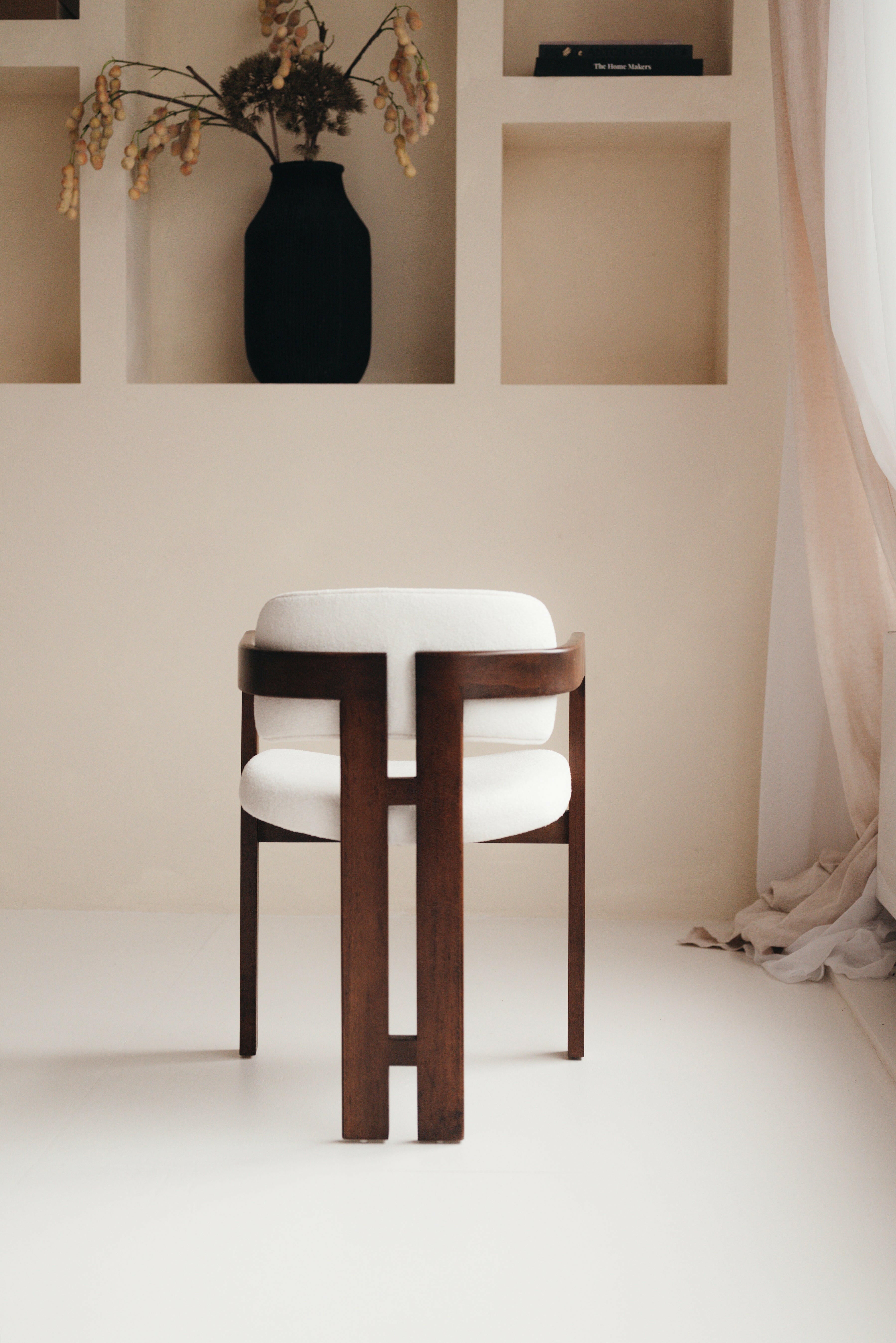 Handgefertigter Mokani Japandi Esszimmerstuhl aus Nussbaumholz mit minimalistischer Form