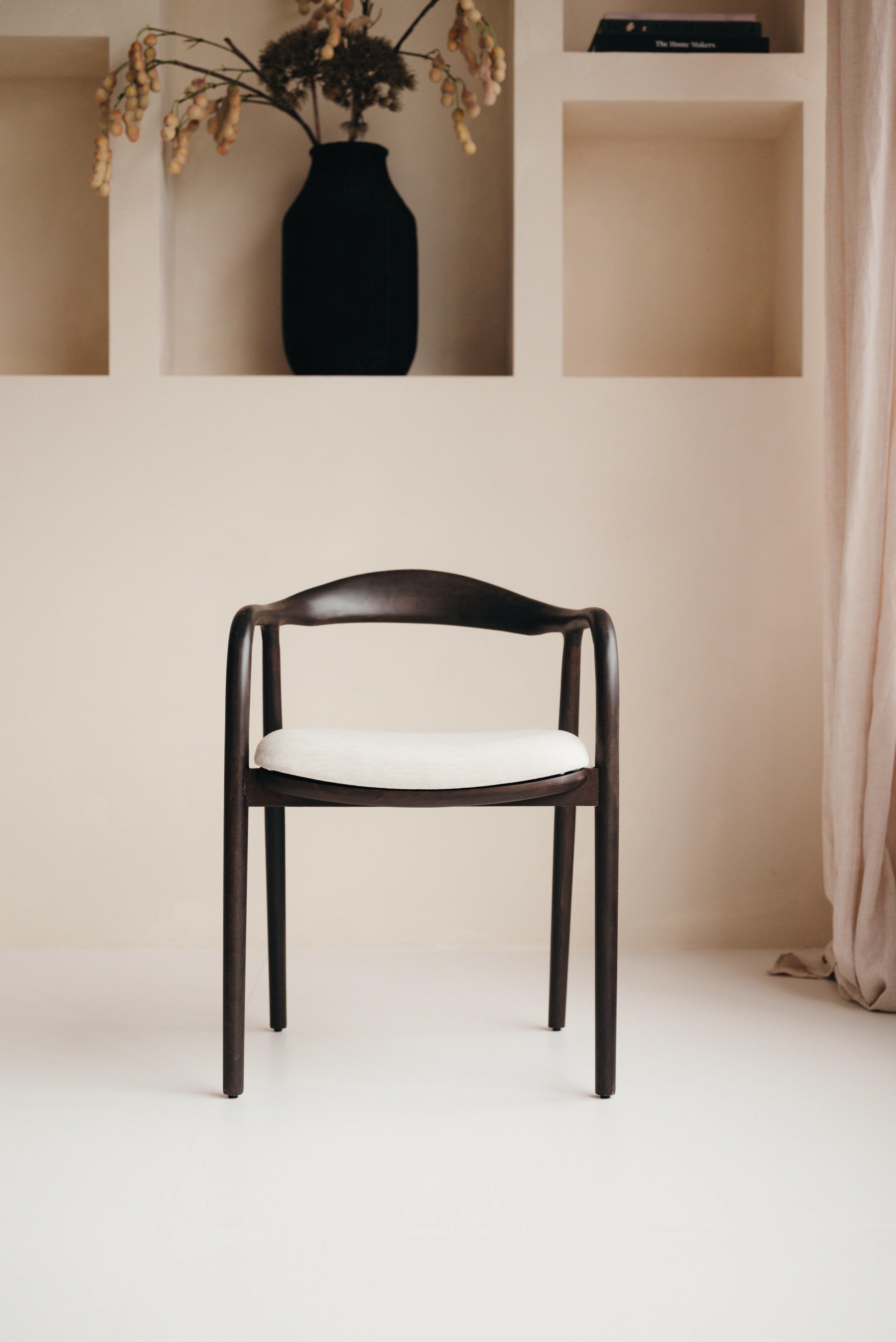 Handgefertigte Mokani Japandi Esszimmerstühle aus Holz mit Leinen- oder Bouclé-Polsterung