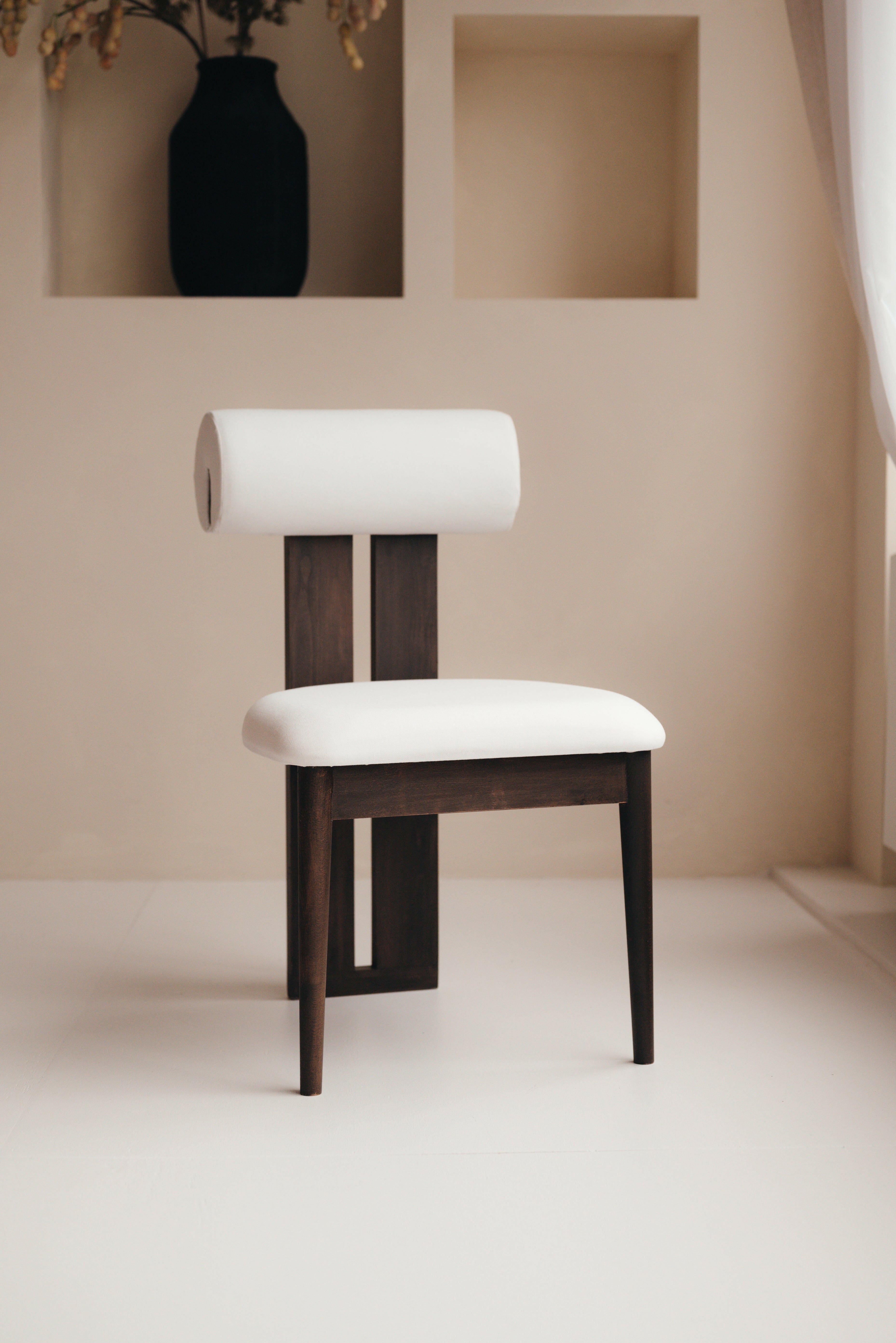 Mokani Esszimmerstuhl aus Holz mit runder Rückenlehne – perfekt für Japandi Interieurs