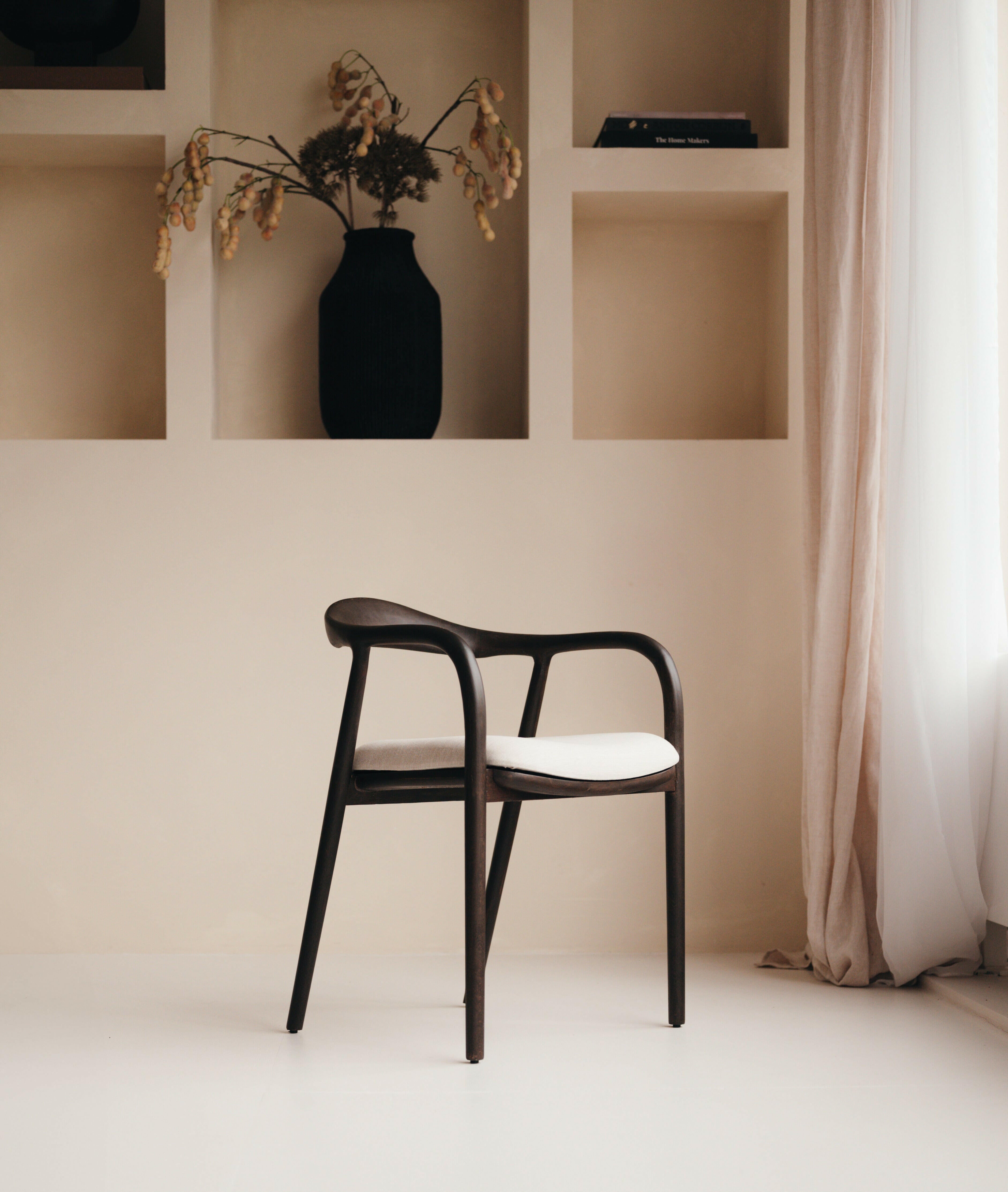 Mokani Japandi Esszimmerstühle aus Nussbaum und Eiche mit Bouclé oder Leinenbezug im minimalistischen Design