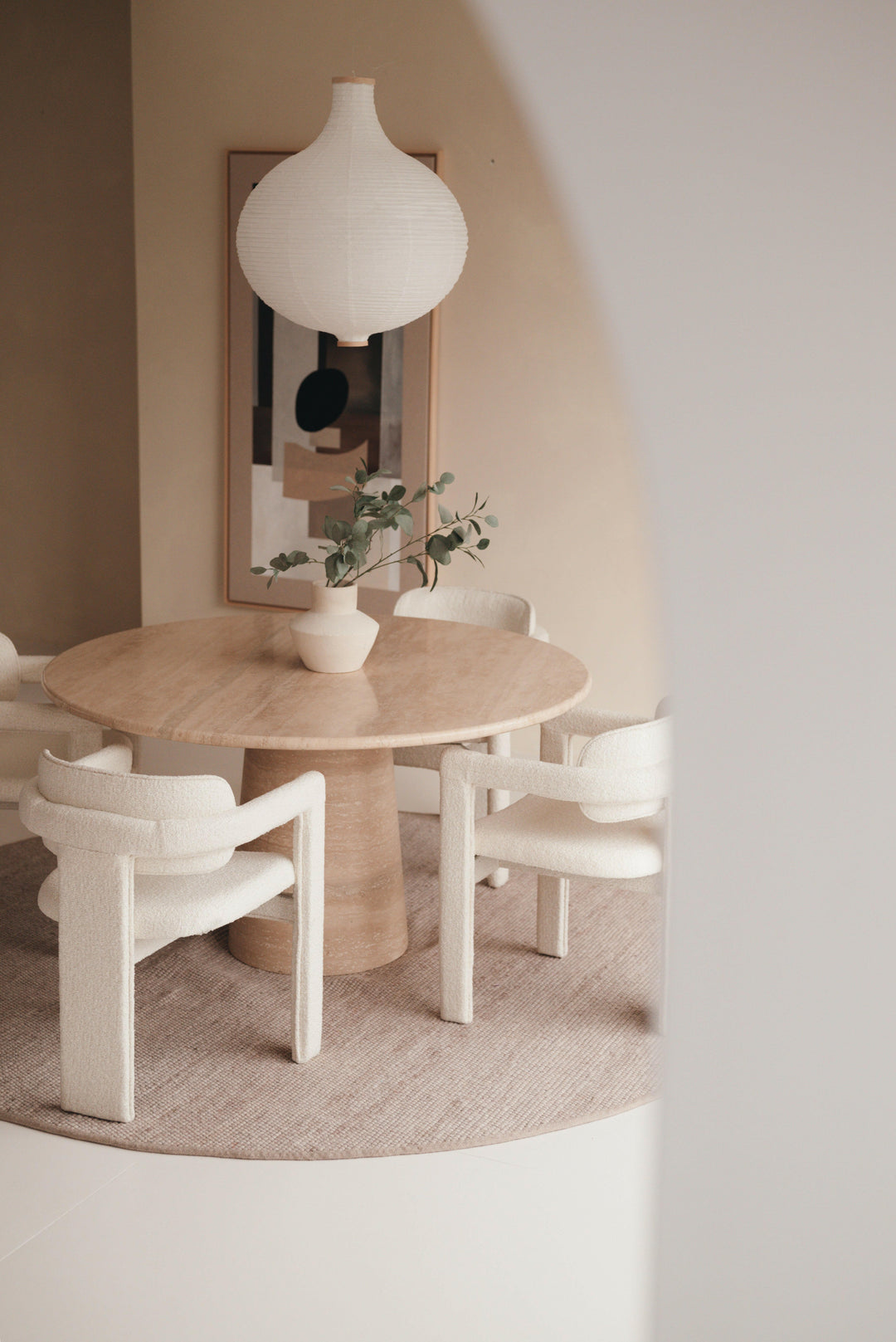 Mokani Japandi Esszimmerstuhl im minimalistischen Design mit hochwertigem Bouclé Stoff