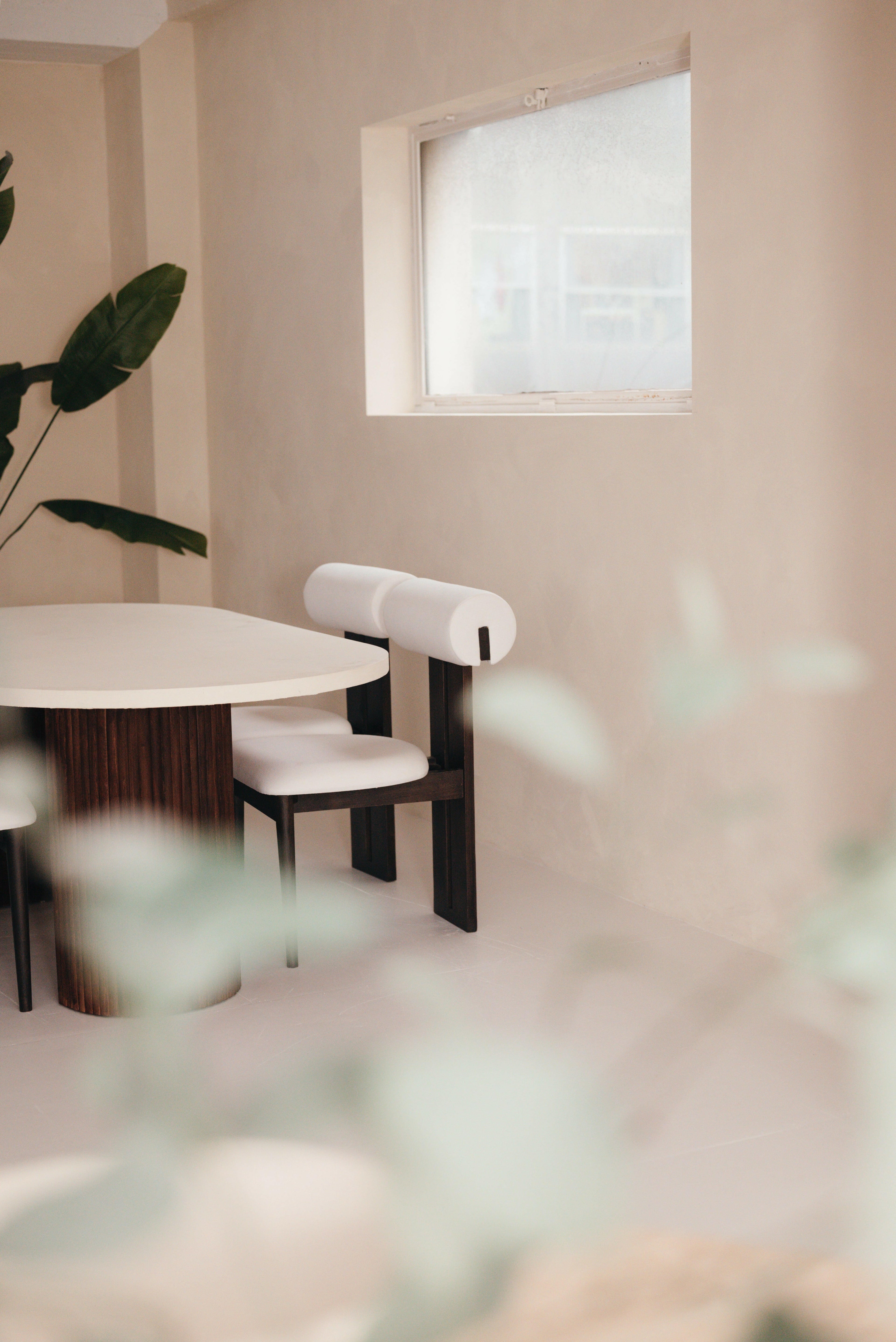 Mokani Japandi Esszimmerstuhl aus Naturmaterialien im minimalistischen Design