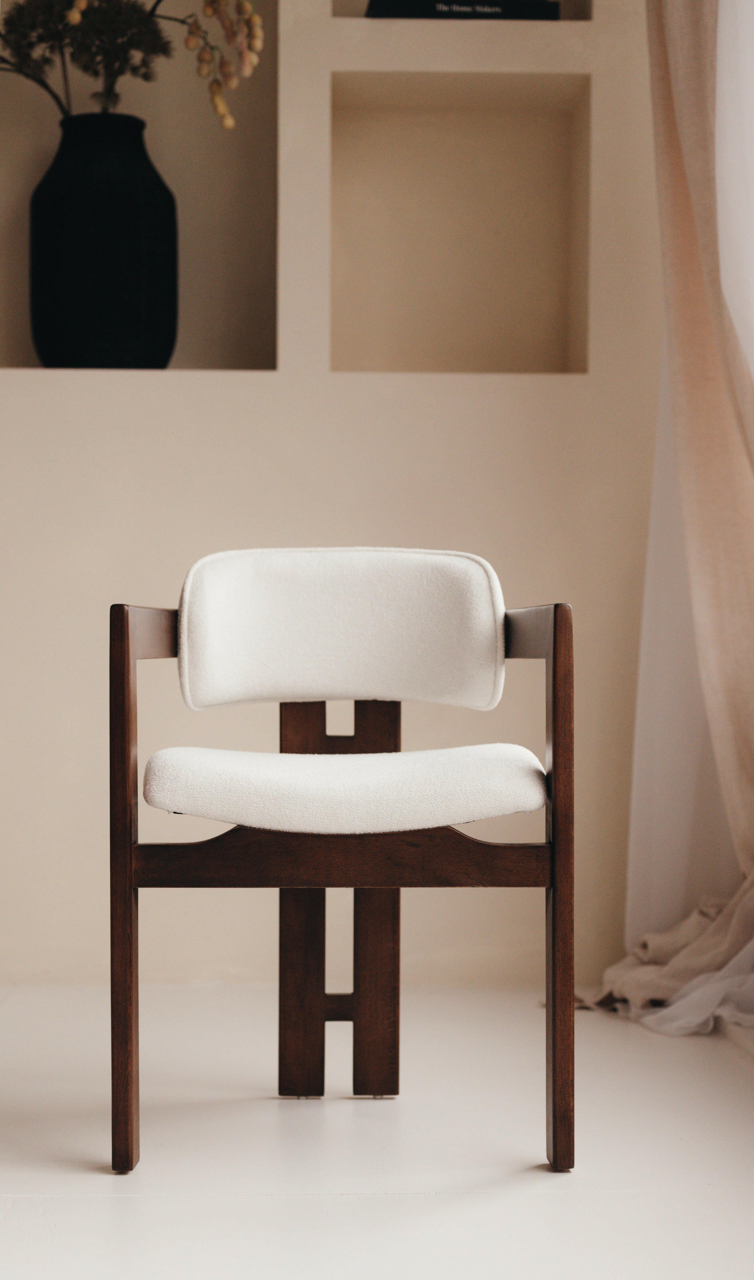 Moderner Mokani Japandi Esszimmerstuhl aus Nussbaumholz – minimalistisch und elegant