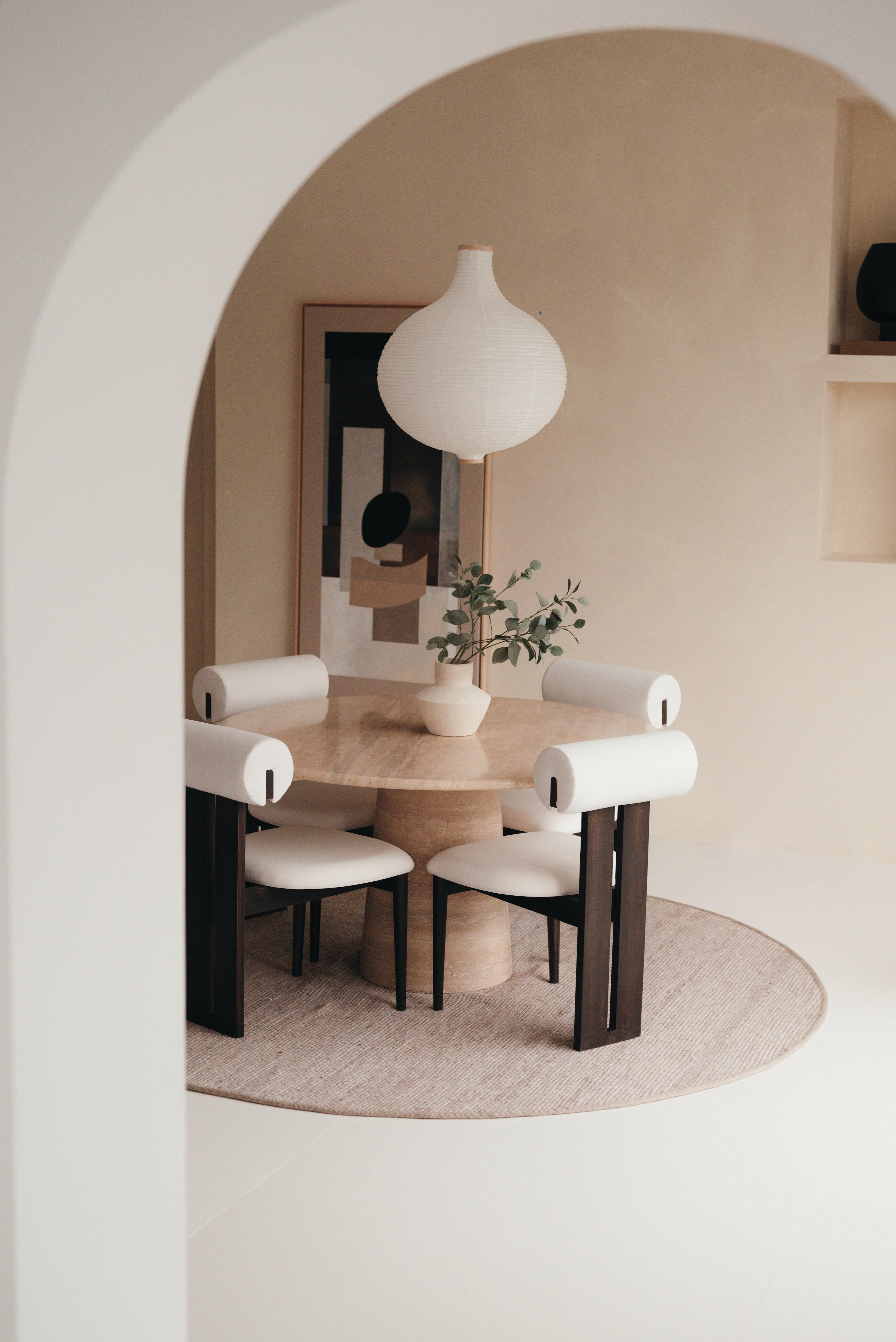 Mokani Japandi Esszimmerstuhl mit runder Rückenlehne im skandinavisch-japanischen Design