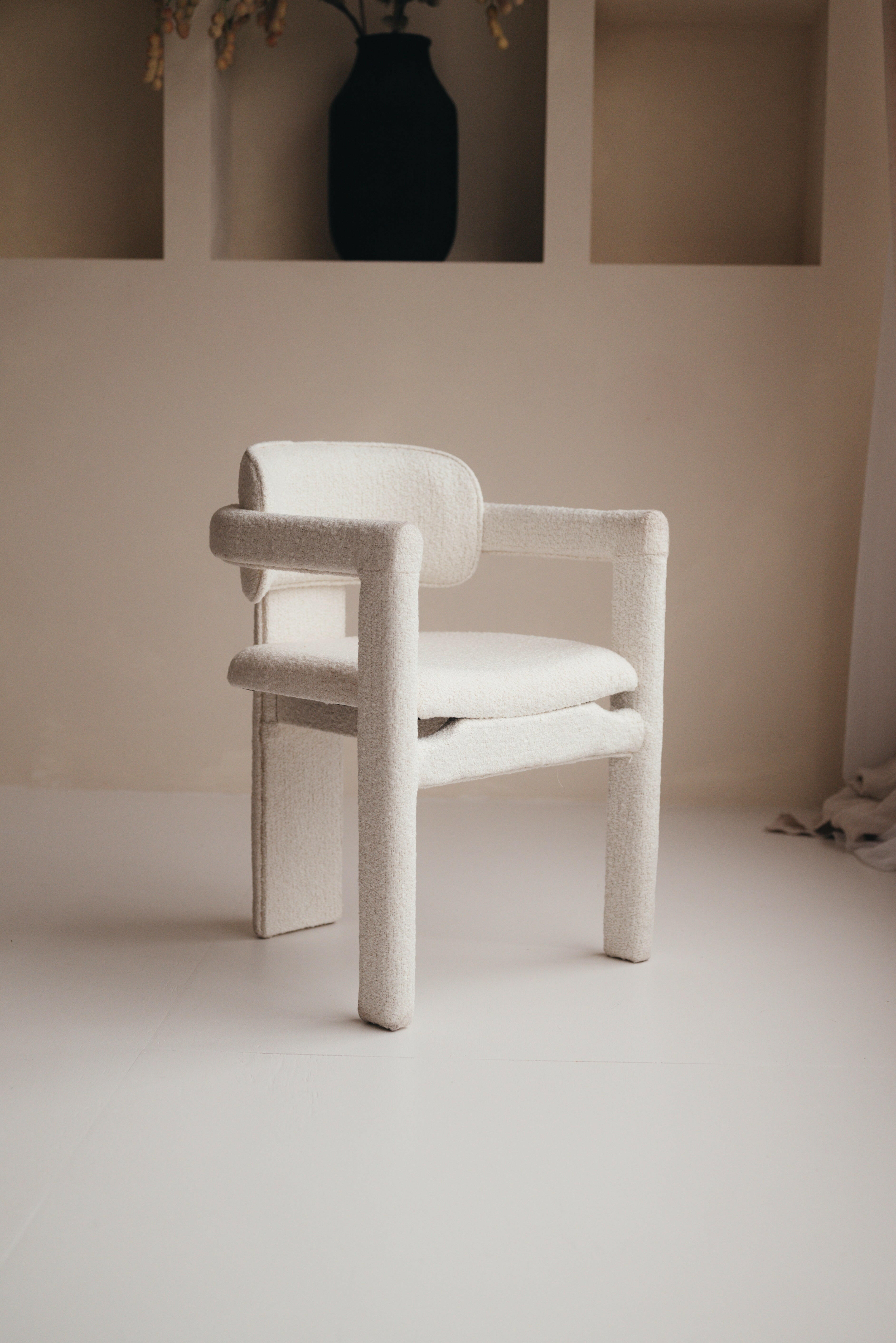 Mokani Japandi Holzstuhl mit modernem Bouclé Stoffbezug – minimalistisch und elegant