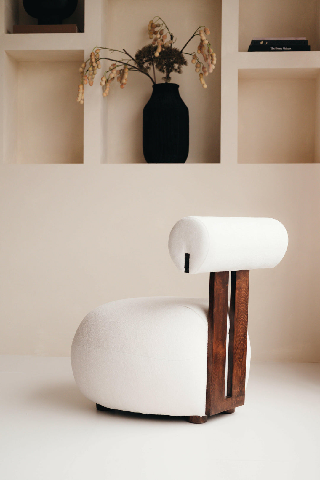 Mokani Japandi Lounge Sessel im minimalistischen Design mit eleganten Holzakzenten