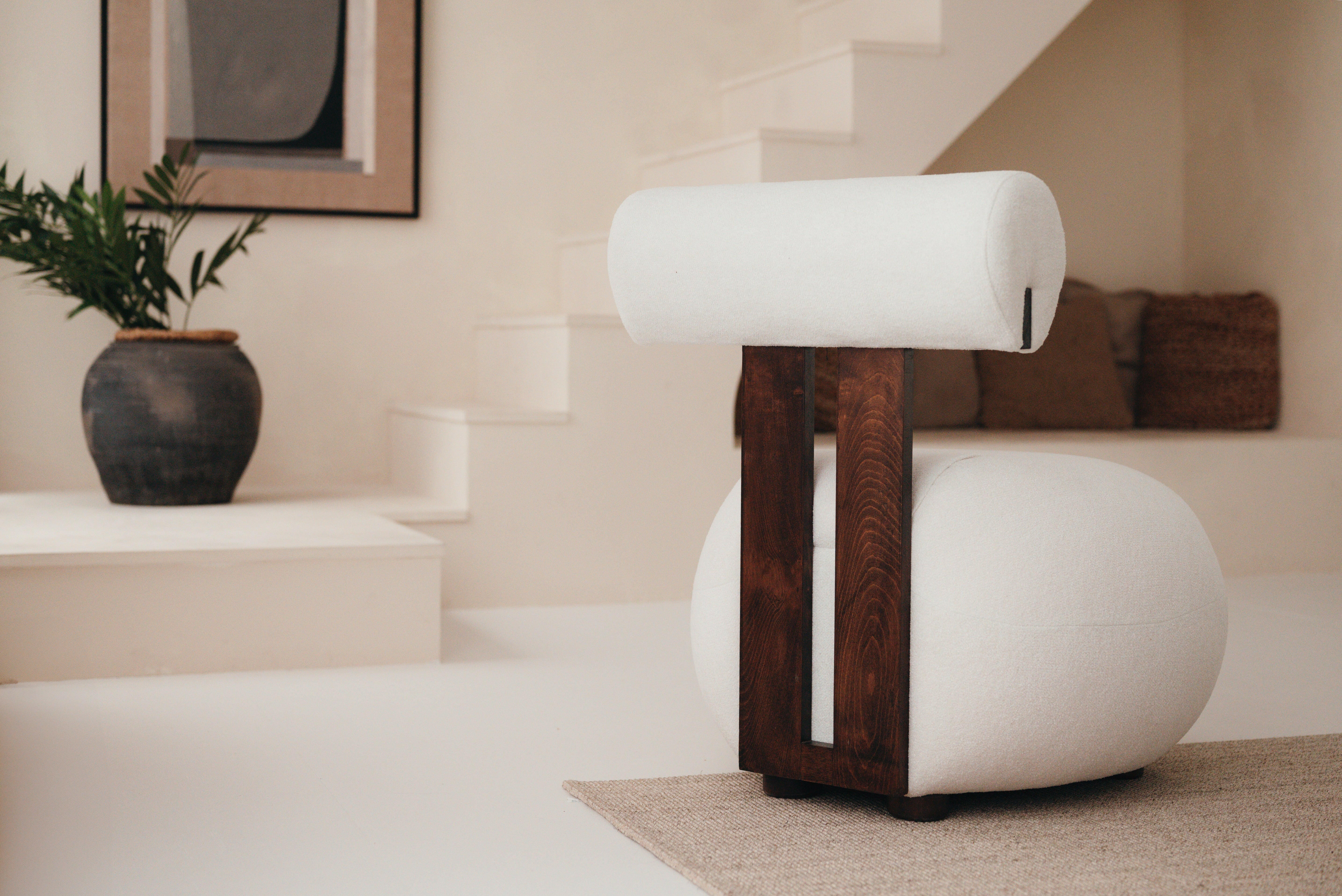 Komfortabler Mokani Japandi Sessel mit Holzakzenten für moderne Wohnräume