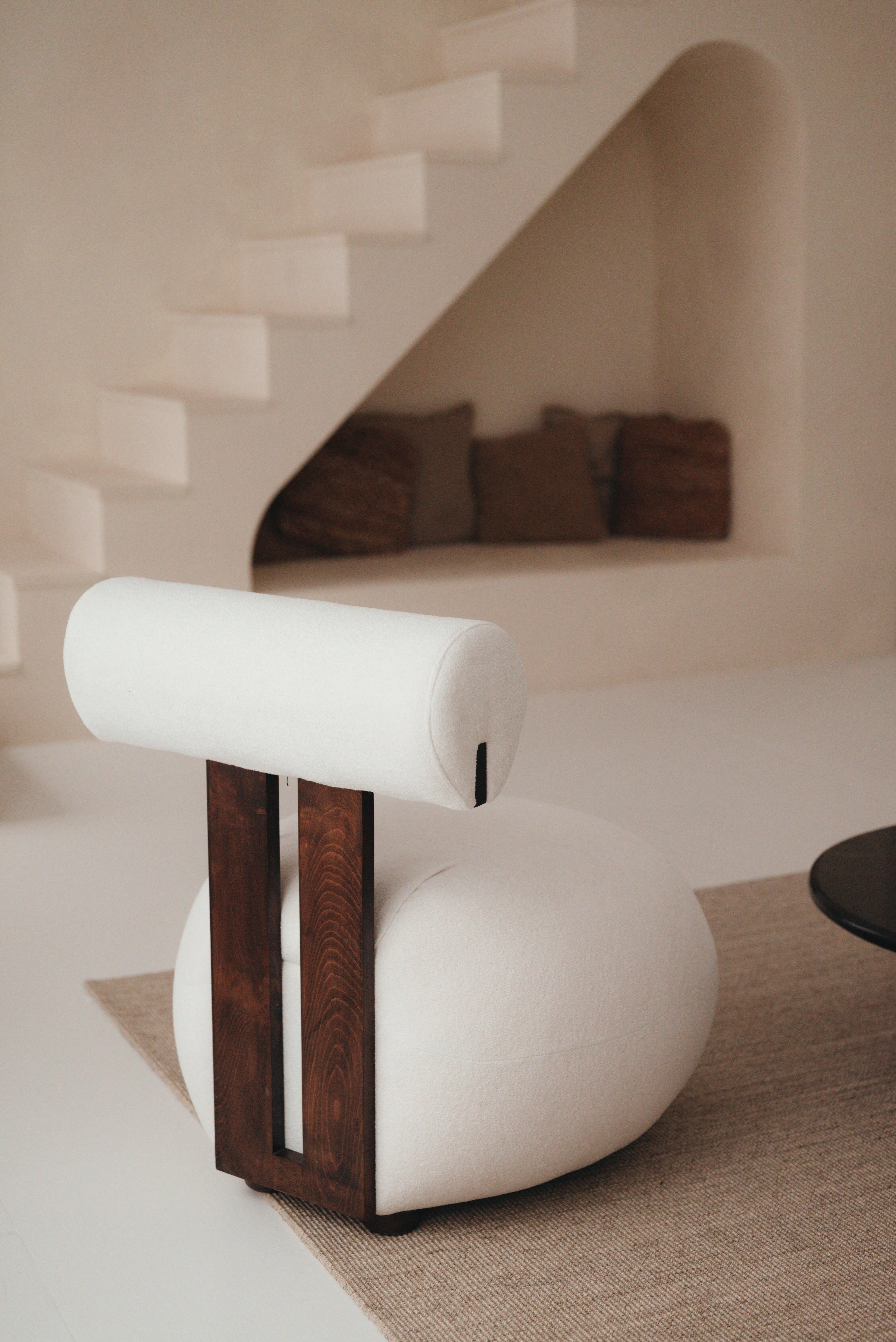 Moderner Mokani Lounge Sessel aus Holz im Japandi Stil – schlicht und stilvoll