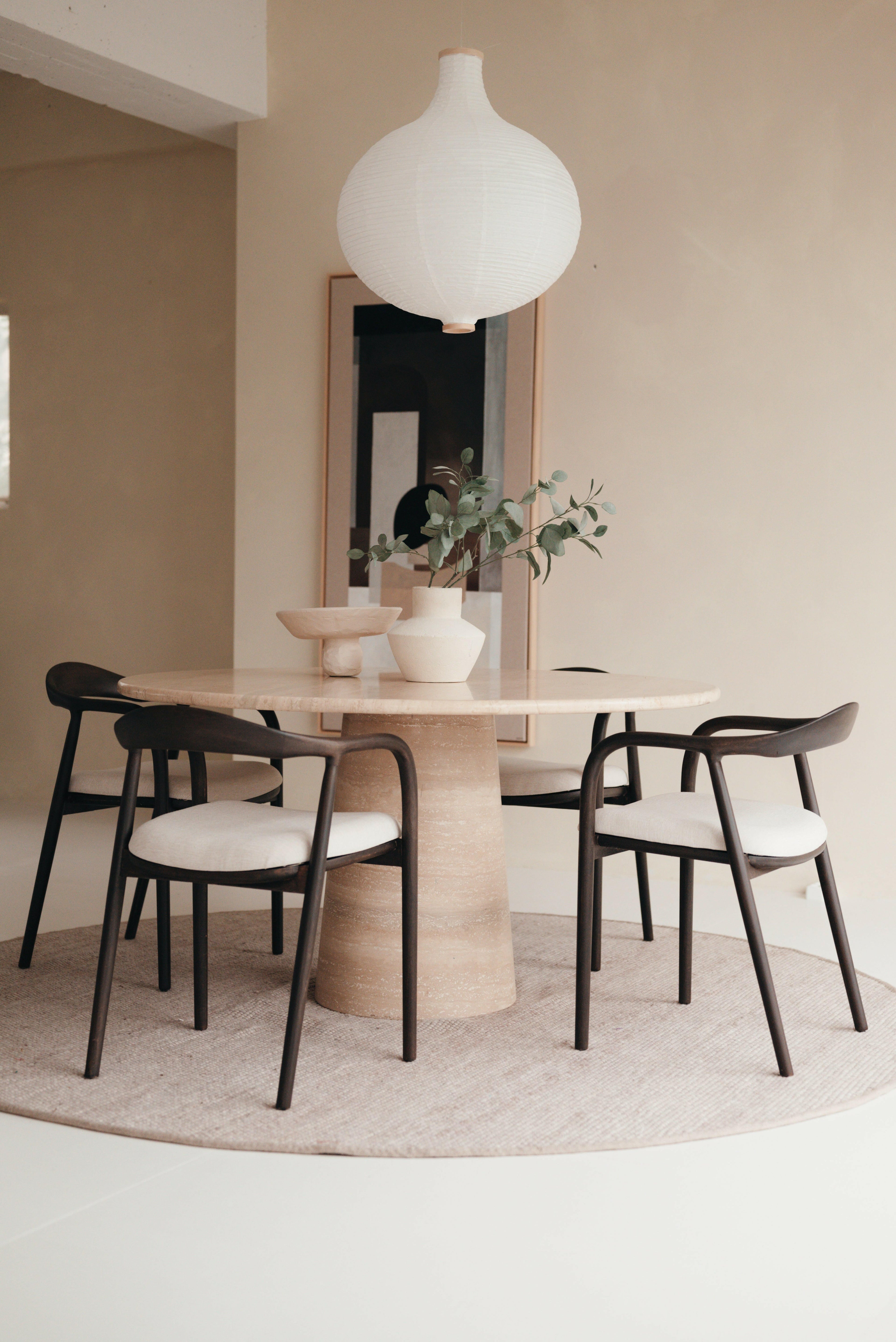 Minimalistische Mokani Esszimmerstühle aus Naturholz im Japandi Stil mit hochwertigem Stoffbezug