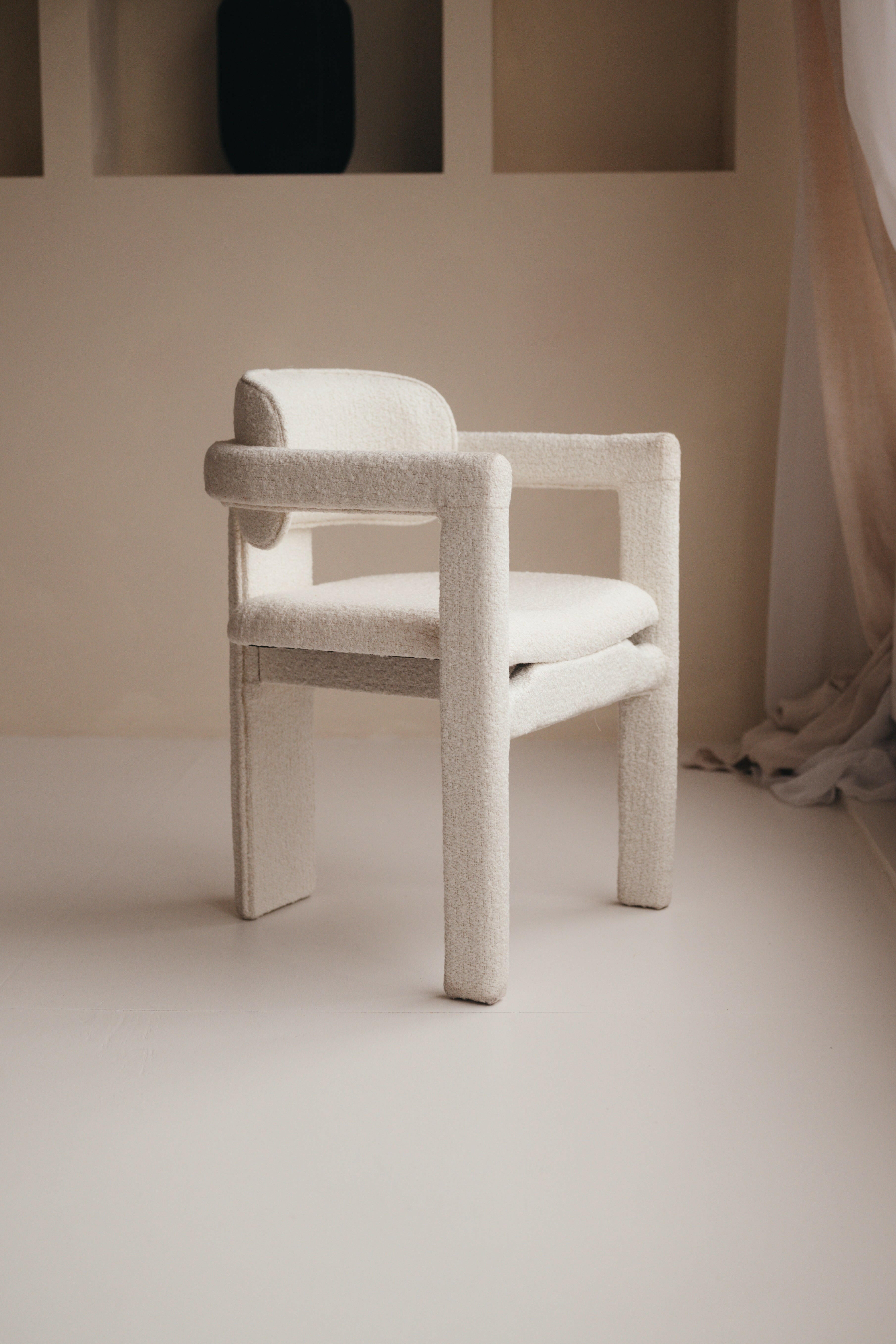 Minimalistischer Mokani Esszimmerstuhl mit Bouclé Polsterung im Japandi Stil