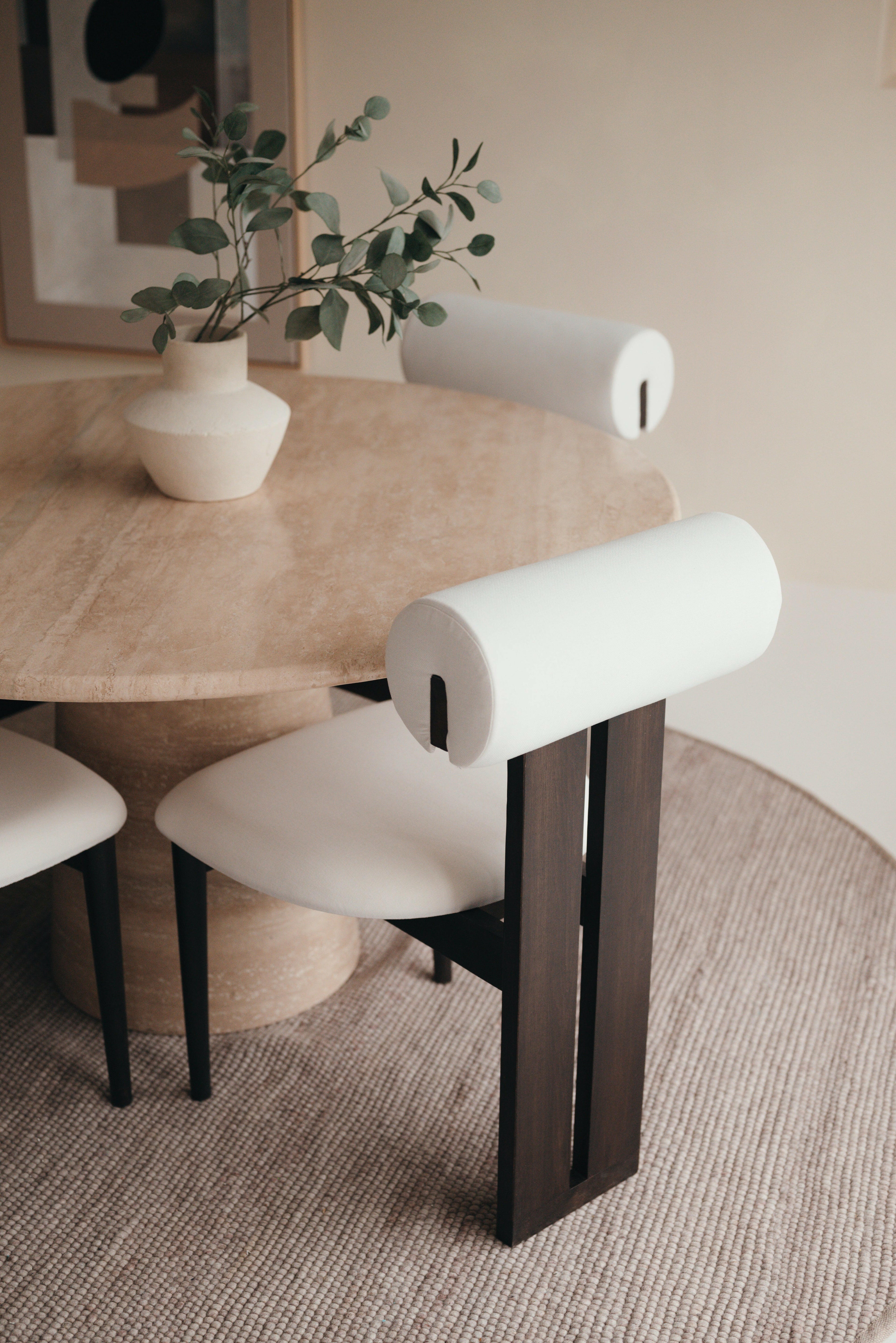 Minimalistischer Mokani Esszimmerstuhl im Japandi und skandinavischen Stil – mit organischer Form

