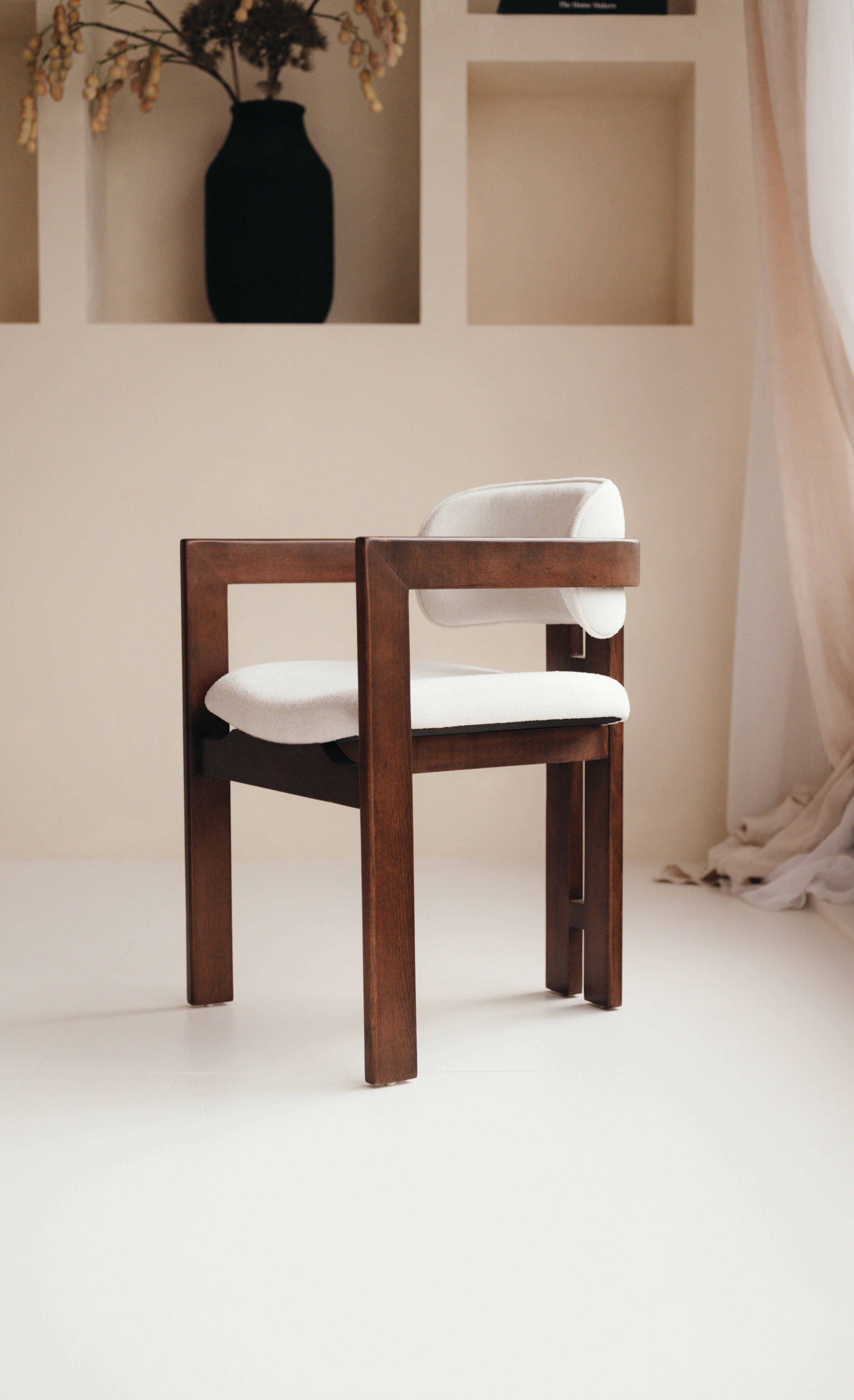 Minimalistischer Mokani Esszimmerstuhl aus Nussbaumholz im Japandi und skandinavischen Stil
