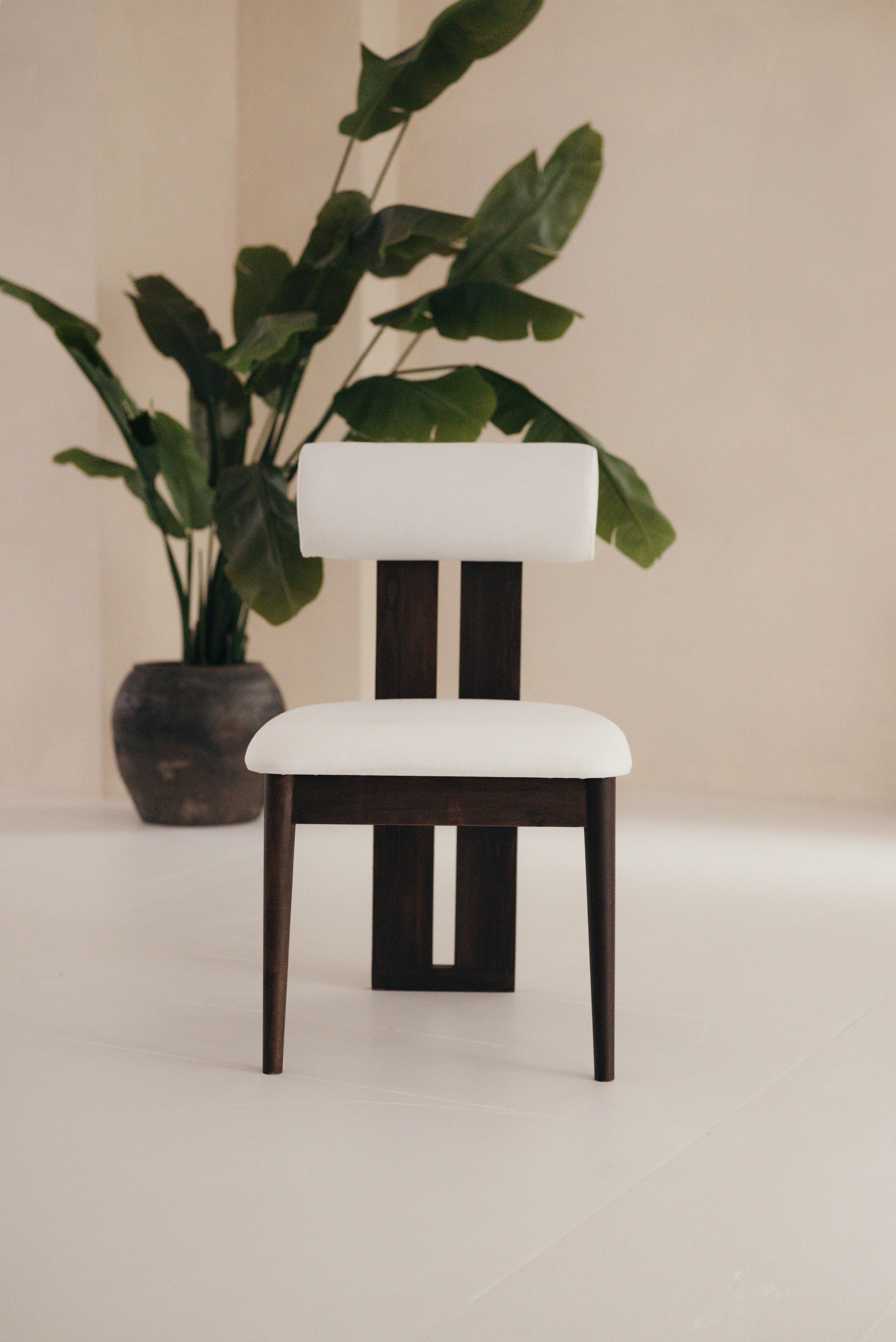 Skandinavisch-japanischer Mokani Esszimmerstuhl mit runder Form und zeitlosem Design