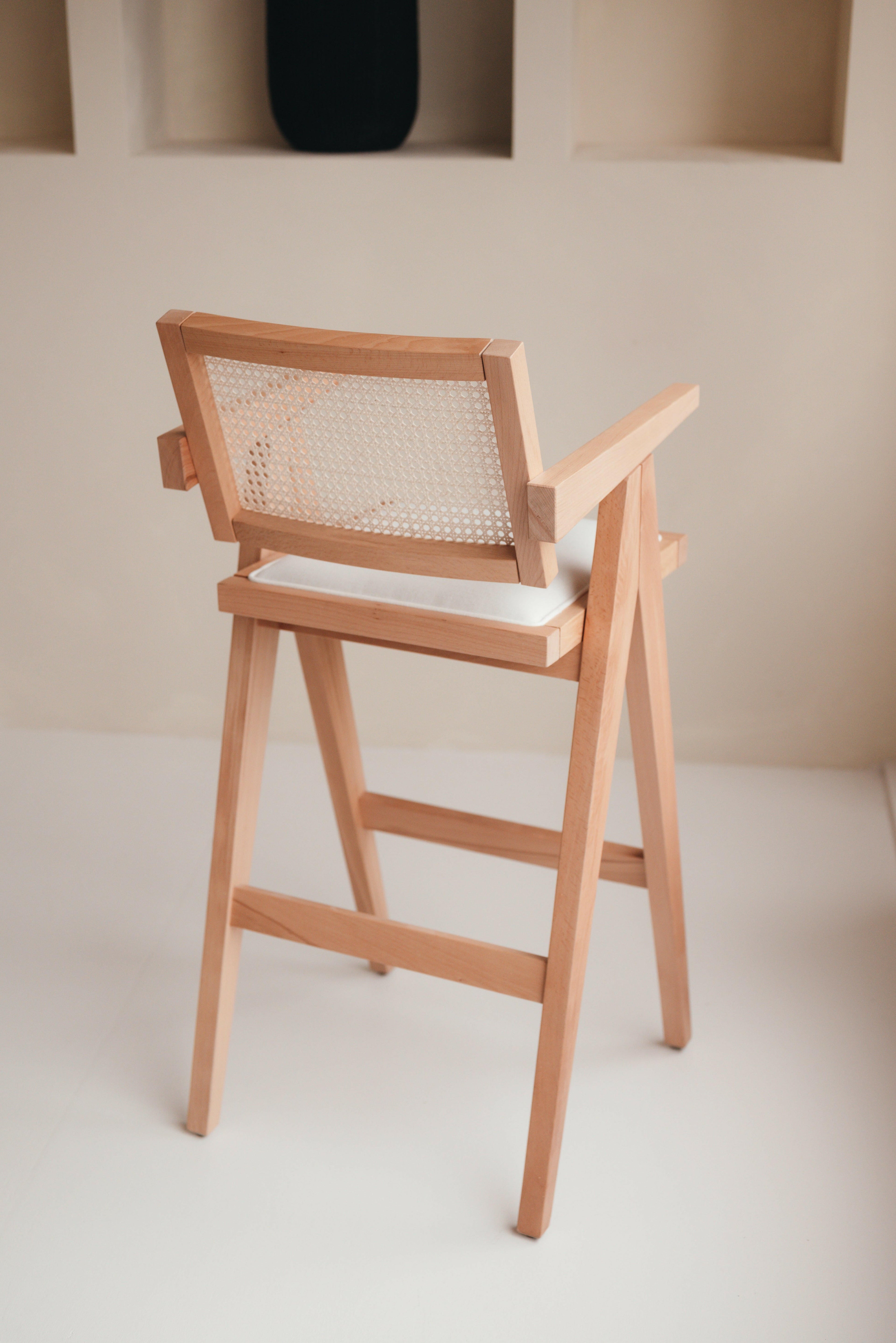 Rattan Barhocker im modernen skandinavischen Japandi Design mit Holz und Stoff